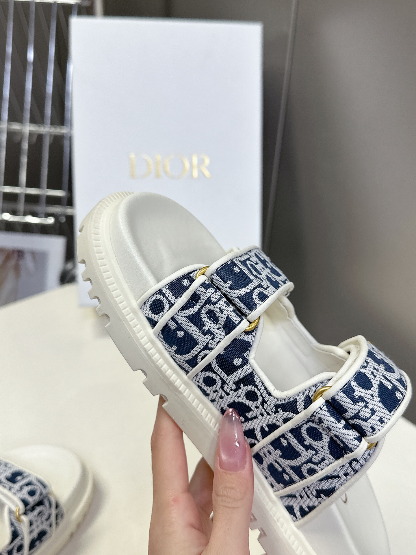  Dior迪奥春夏最新款魔术贴凉鞋、超多明星网红种草、经典的版型设计➕上迪奥LOGO五金点缀、超好看超百