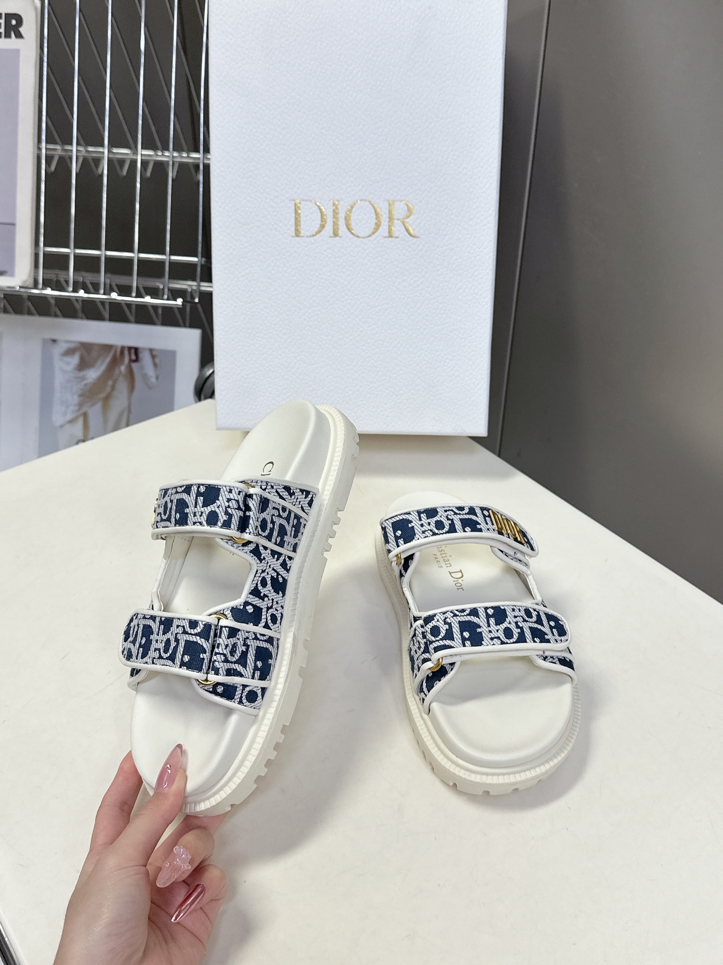 Dior迪奥春夏最新款魔术贴凉鞋、超多明星网红种草、经典的版型设计➕上迪奥LOGO五金点缀、超好看超百