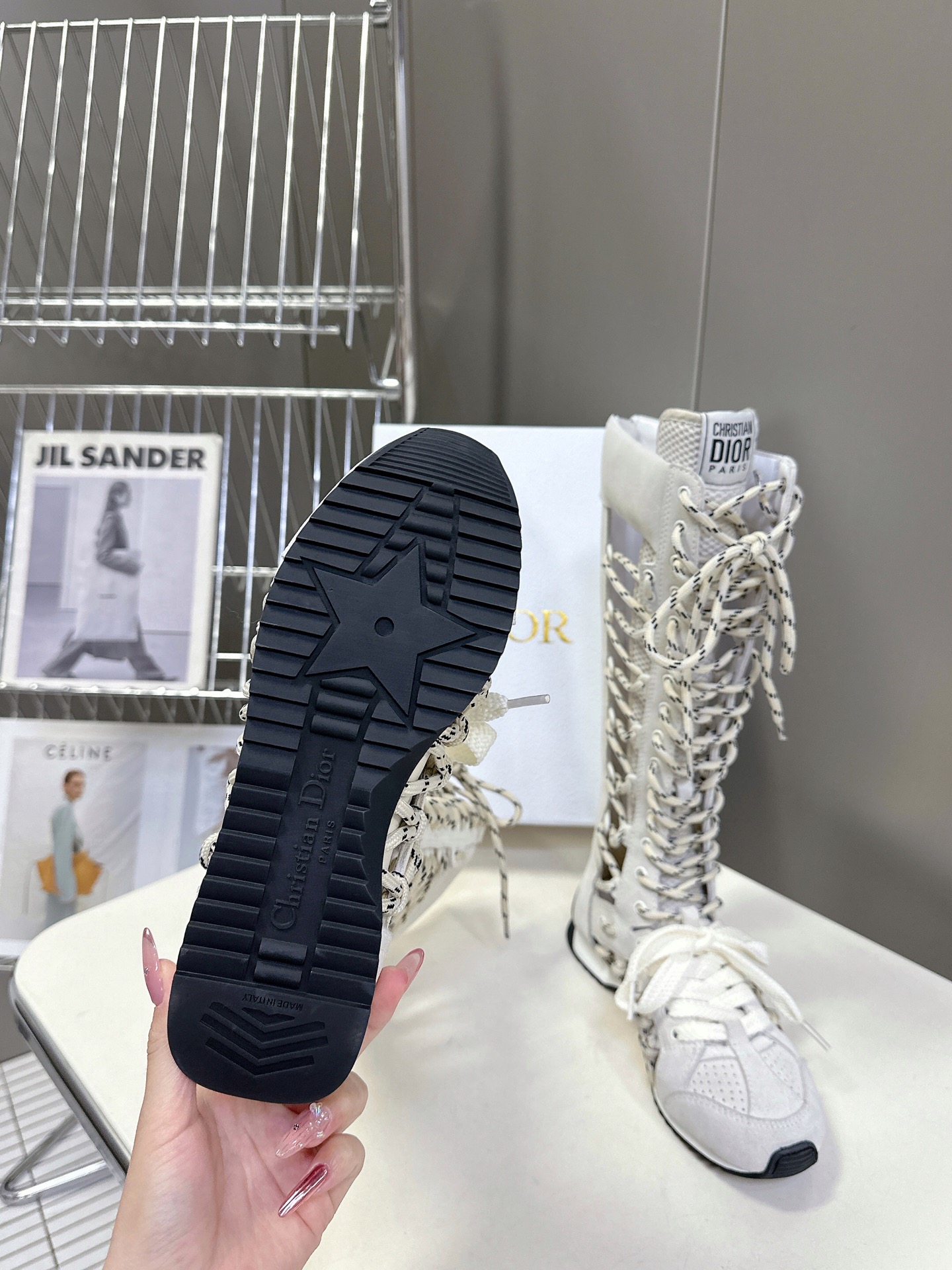  Dior迪奥春夏走秀款涂德训靴子
太古汇RMB8990购入开发 25ss春夏秀场出镜率最高的单品 这双