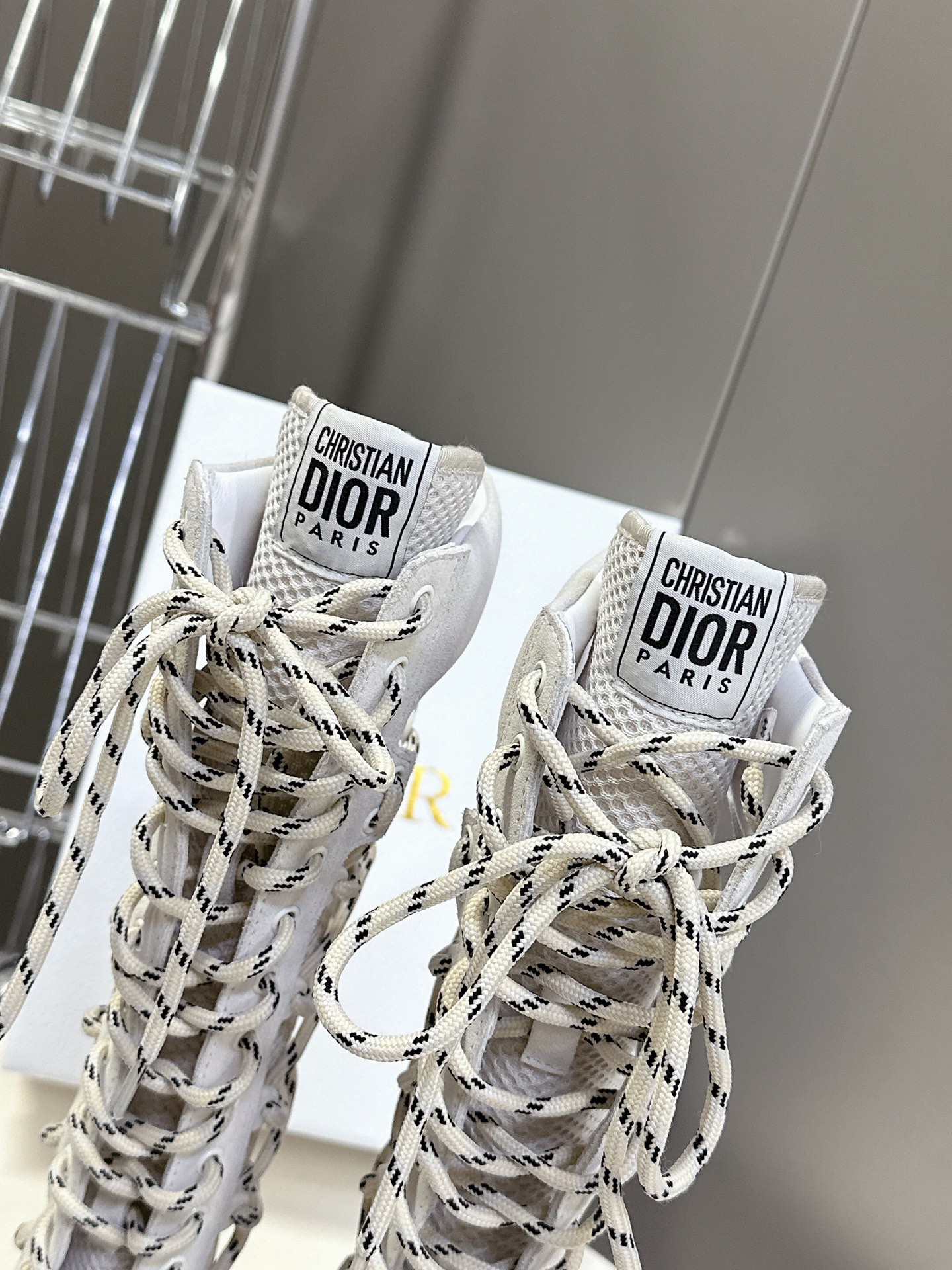  Dior迪奥春夏走秀款涂德训靴子
太古汇RMB8990购入开发 25ss春夏秀场出镜率最高的单品 这双