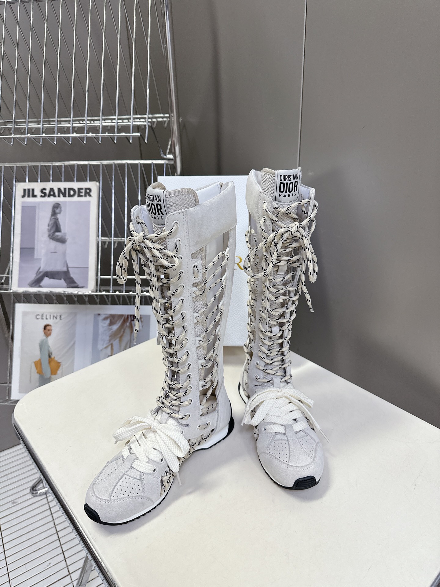  Dior迪奥春夏走秀款涂德训靴子
太古汇RMB8990购入开发 25ss春夏秀场出镜率最高的单品 这双