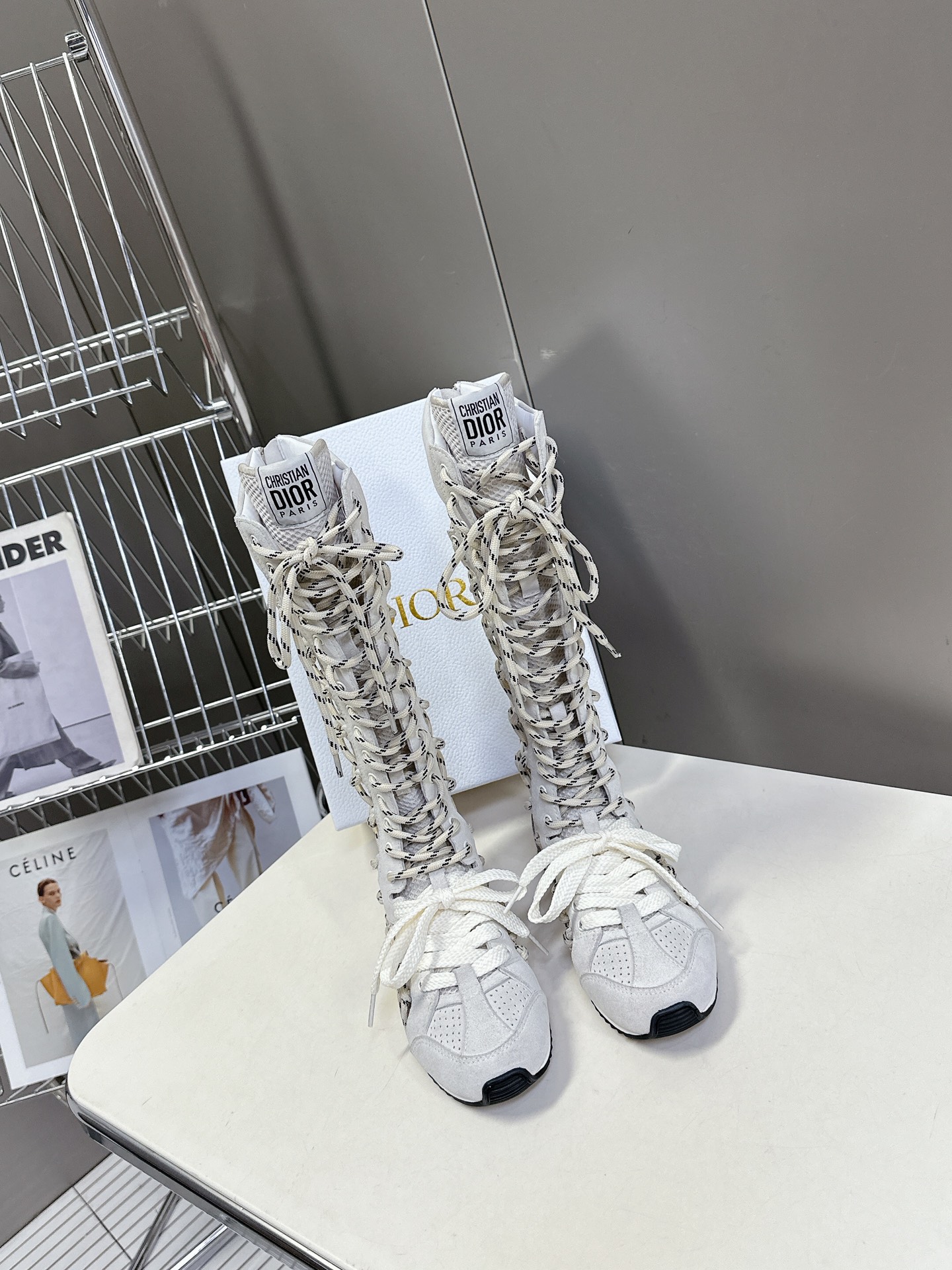  Dior迪奥春夏走秀款涂德训靴子
太古汇RMB8990购入开发 25ss春夏秀场出镜率最高的单品 这双