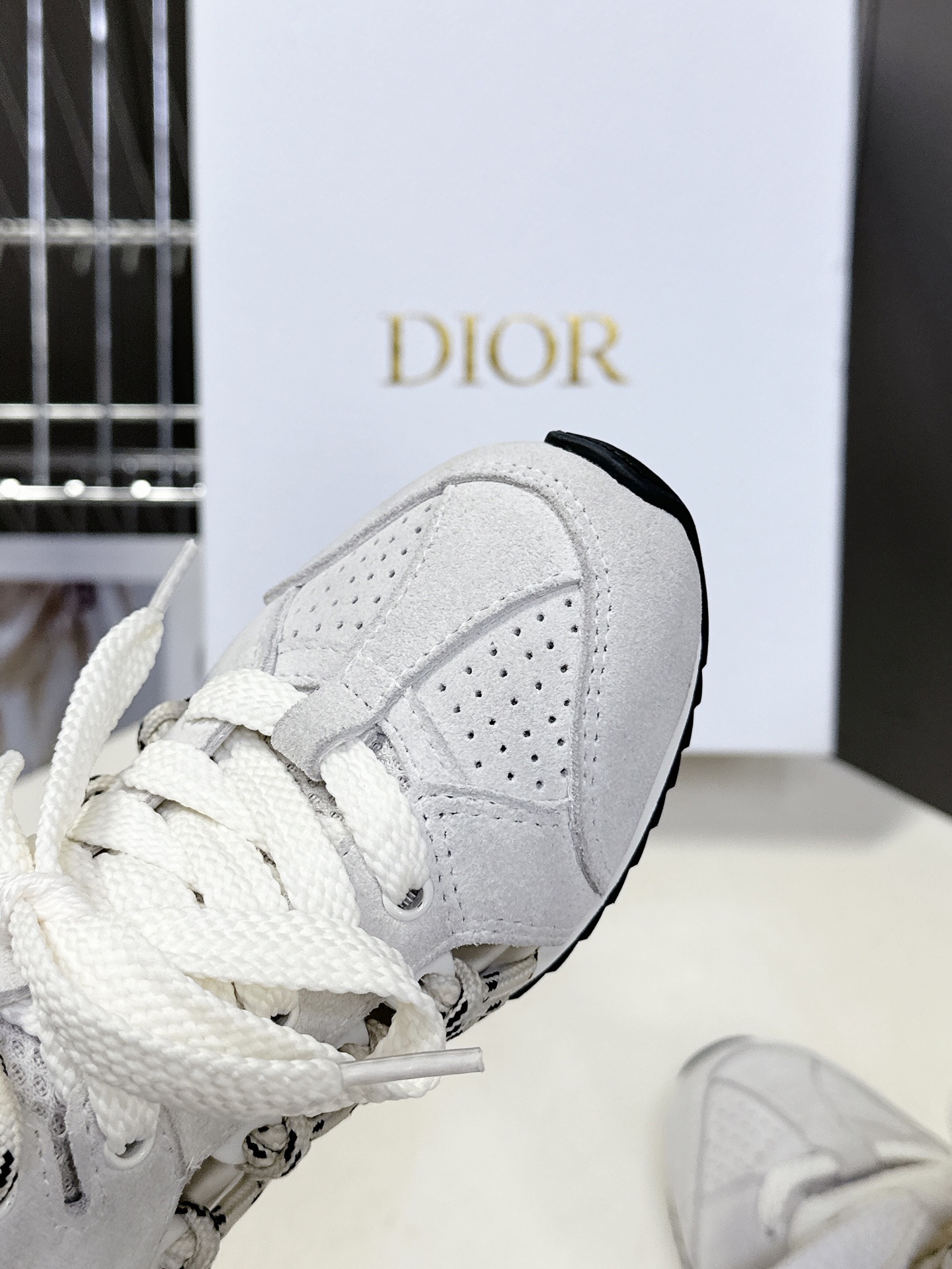  Dior迪奥春夏走秀款涂德训靴子
太古汇RMB8990购入开发 25ss春夏秀场出镜率最高的单品 这双