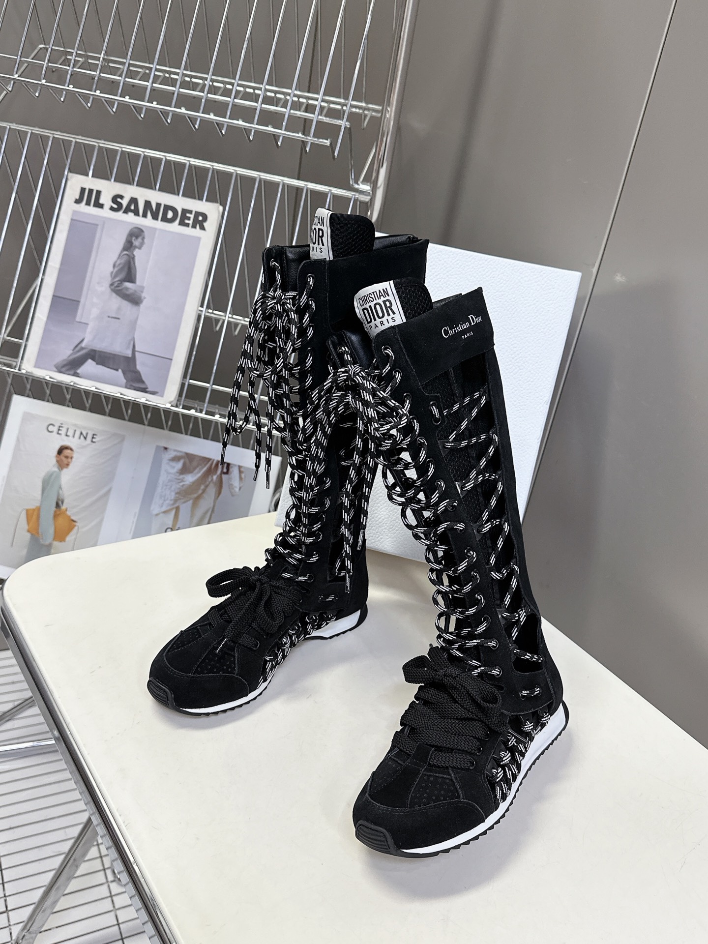 Dior迪奥春夏走秀款涂德训靴子
太古汇RMB8990购入开发 25ss春夏秀场出镜率最高的单品 这双