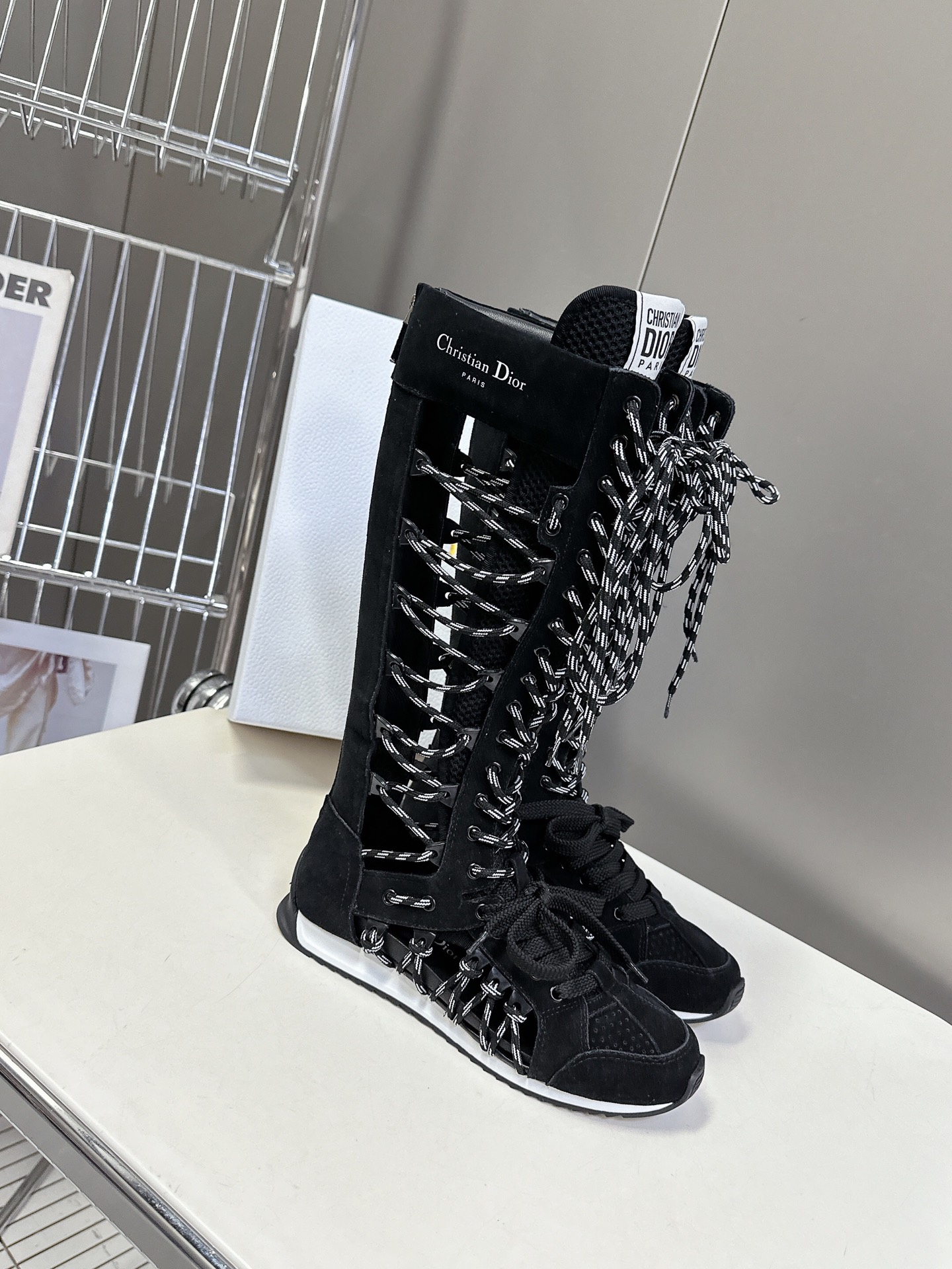  Dior迪奥春夏走秀款涂德训靴子
太古汇RMB8990购入开发 25ss春夏秀场出镜率最高的单品 这双