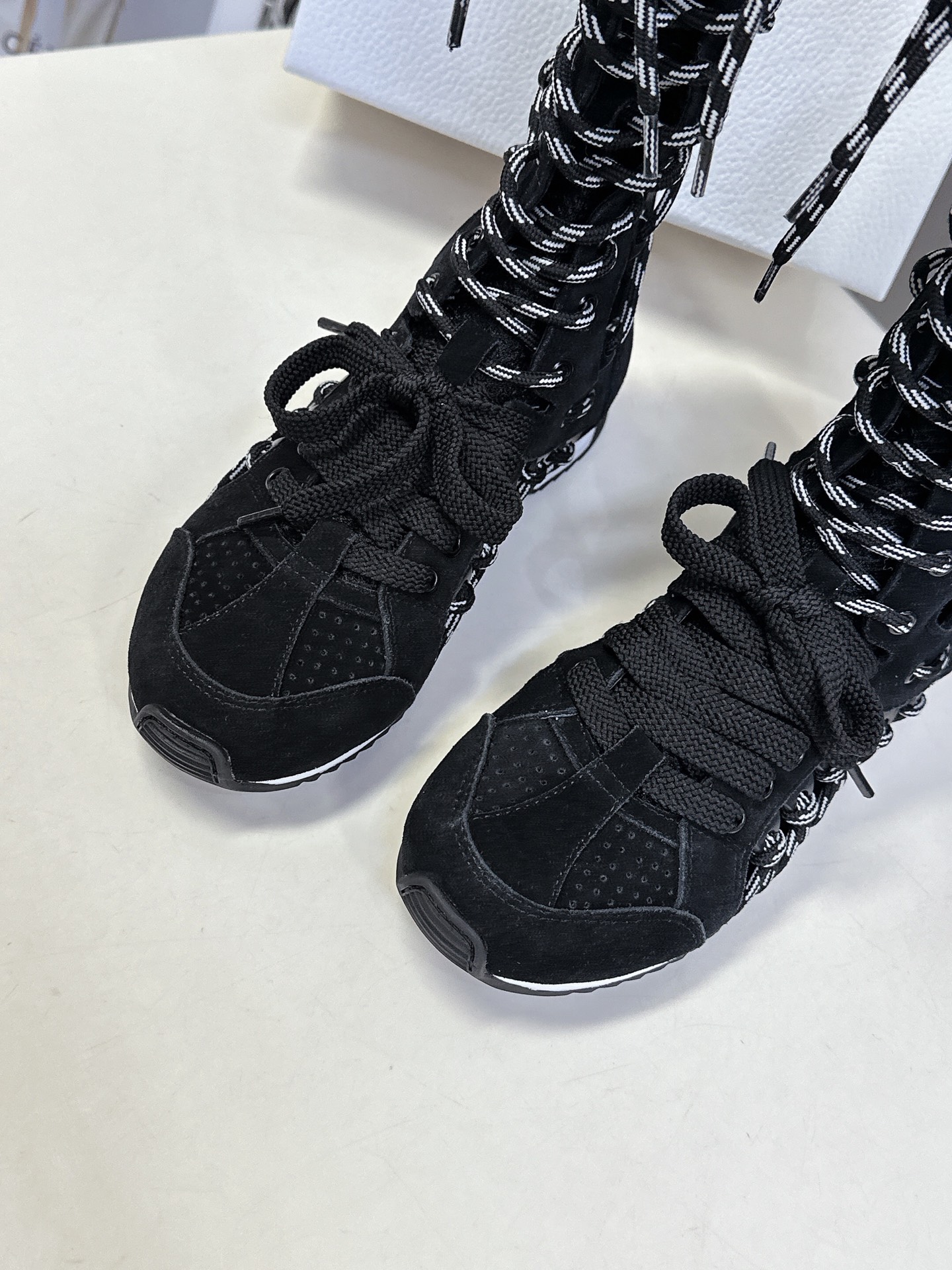  Dior迪奥春夏走秀款涂德训靴子
太古汇RMB8990购入开发 25ss春夏秀场出镜率最高的单品 这双