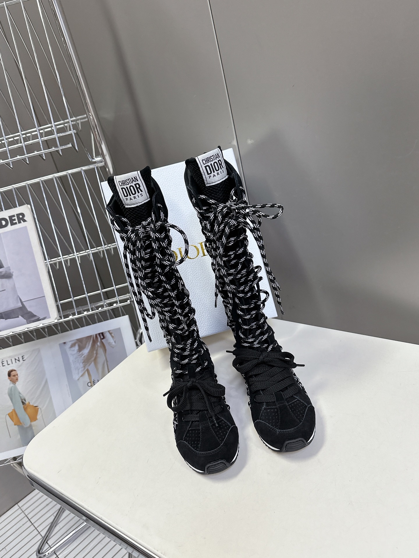  Dior迪奥春夏走秀款涂德训靴子
太古汇RMB8990购入开发 25ss春夏秀场出镜率最高的单品 这双