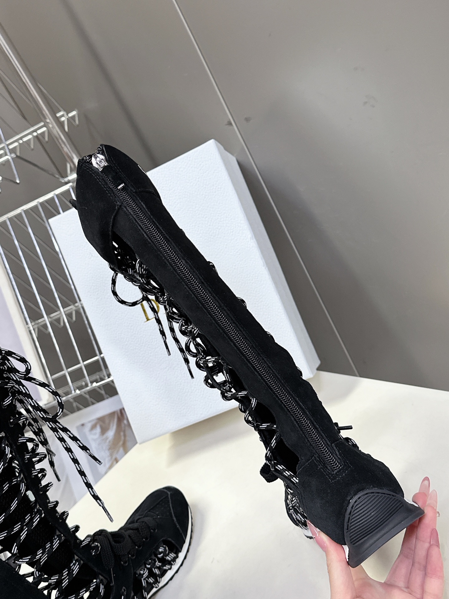  Dior迪奥春夏走秀款涂德训靴子
太古汇RMB8990购入开发 25ss春夏秀场出镜率最高的单品 这双