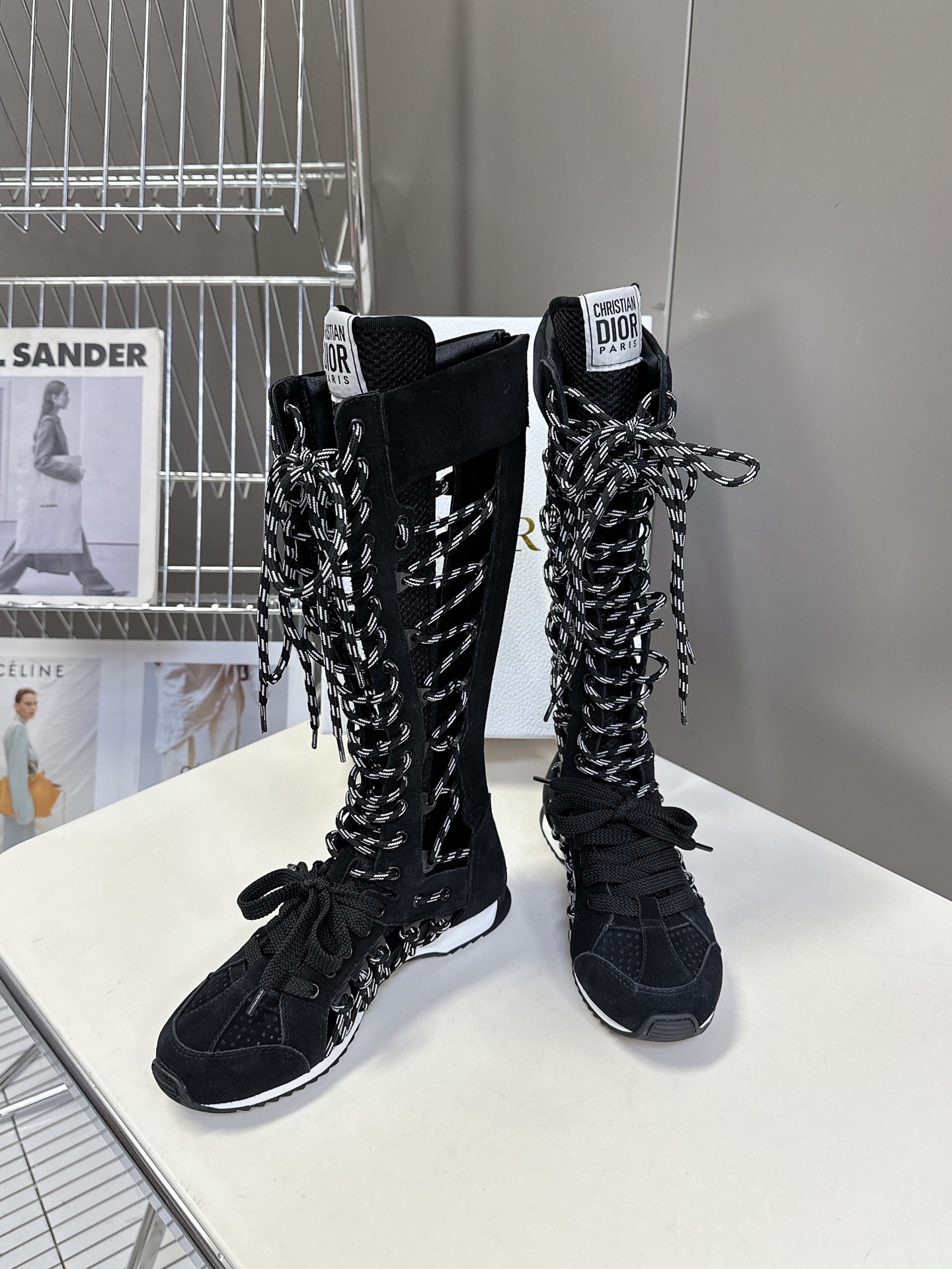  Dior迪奥春夏走秀款涂德训靴子
太古汇RMB8990购入开发 25ss春夏秀场出镜率最高的单品 这双