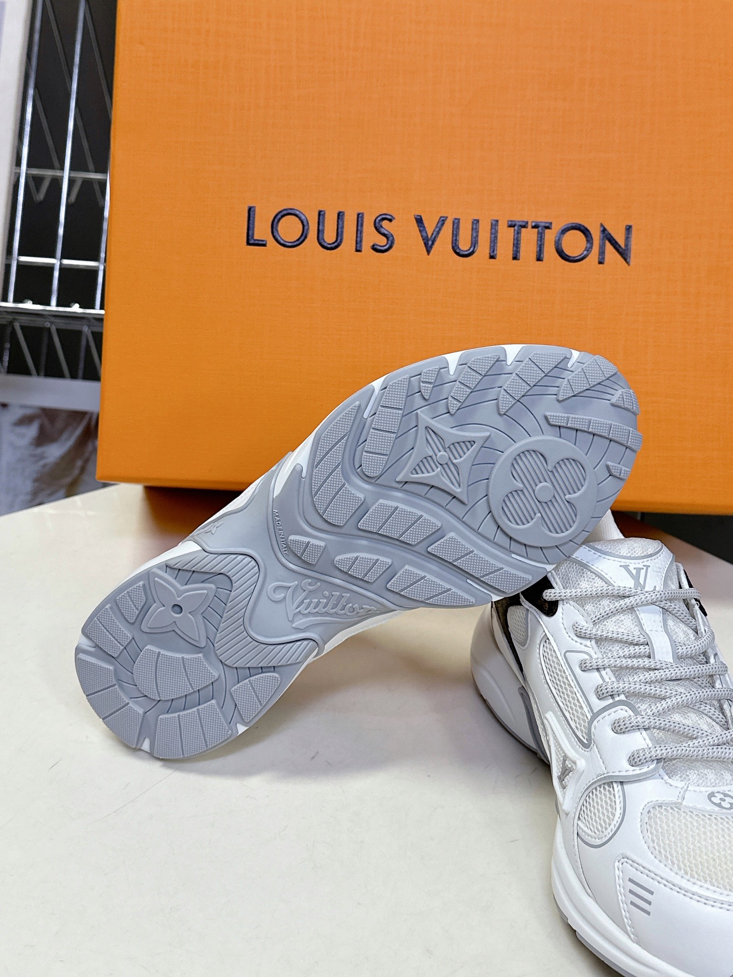 男装➕10 LV 路易威登OLYMPIA情侣款运动鞋
    太古汇RMB9190购入两双开发 复刻 所