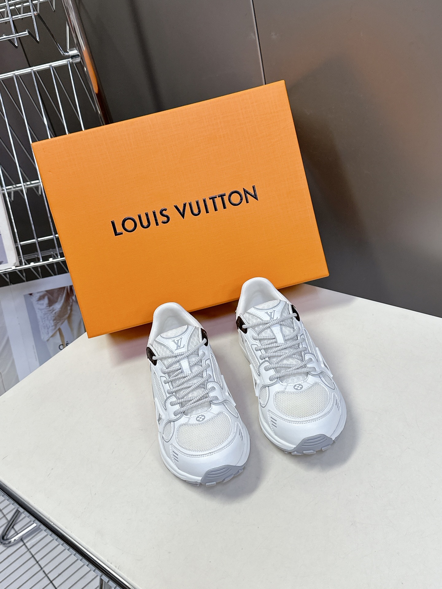 男装➕10 LV 路易威登OLYMPIA情侣款运动鞋
    太古汇RMB9190购入两双开发 复刻 所