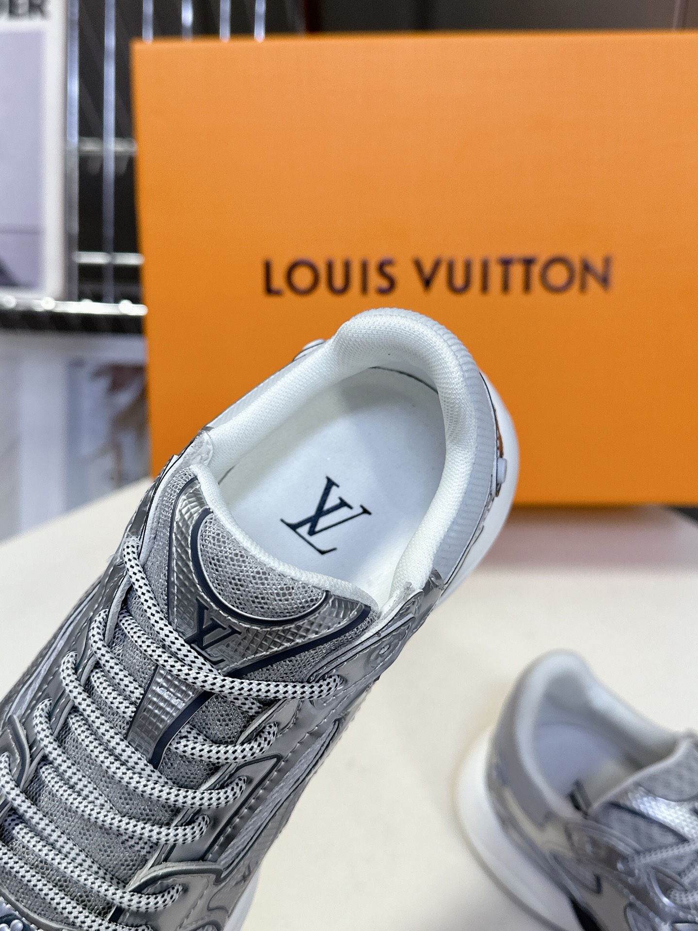 男装➕10 LV 路易威登OLYMPIA情侣款运动鞋
    太古汇RMB9190购入两双开发 复刻 所