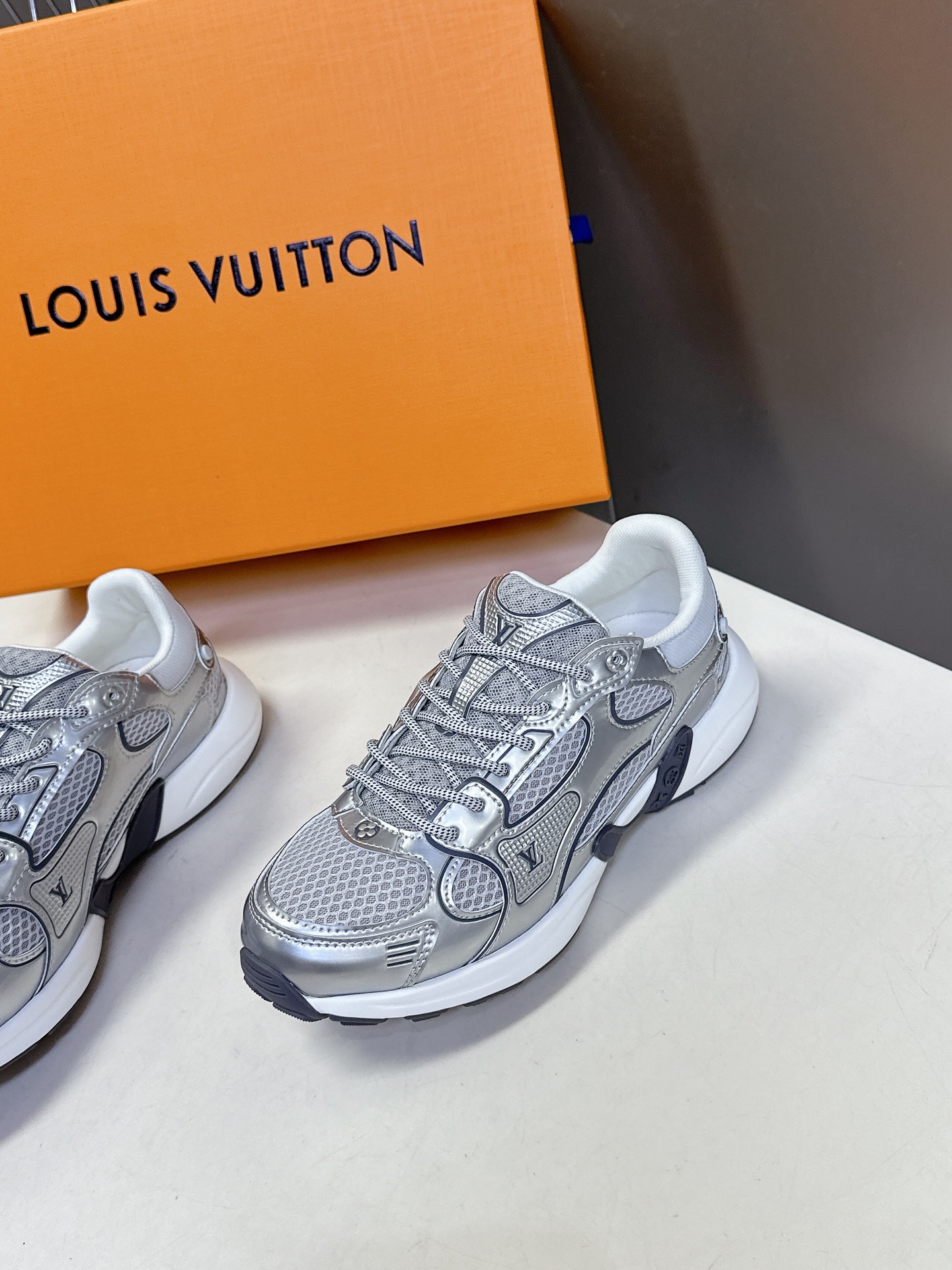 男装➕10 LV 路易威登OLYMPIA情侣款运动鞋
    太古汇RMB9190购入两双开发 复刻 所