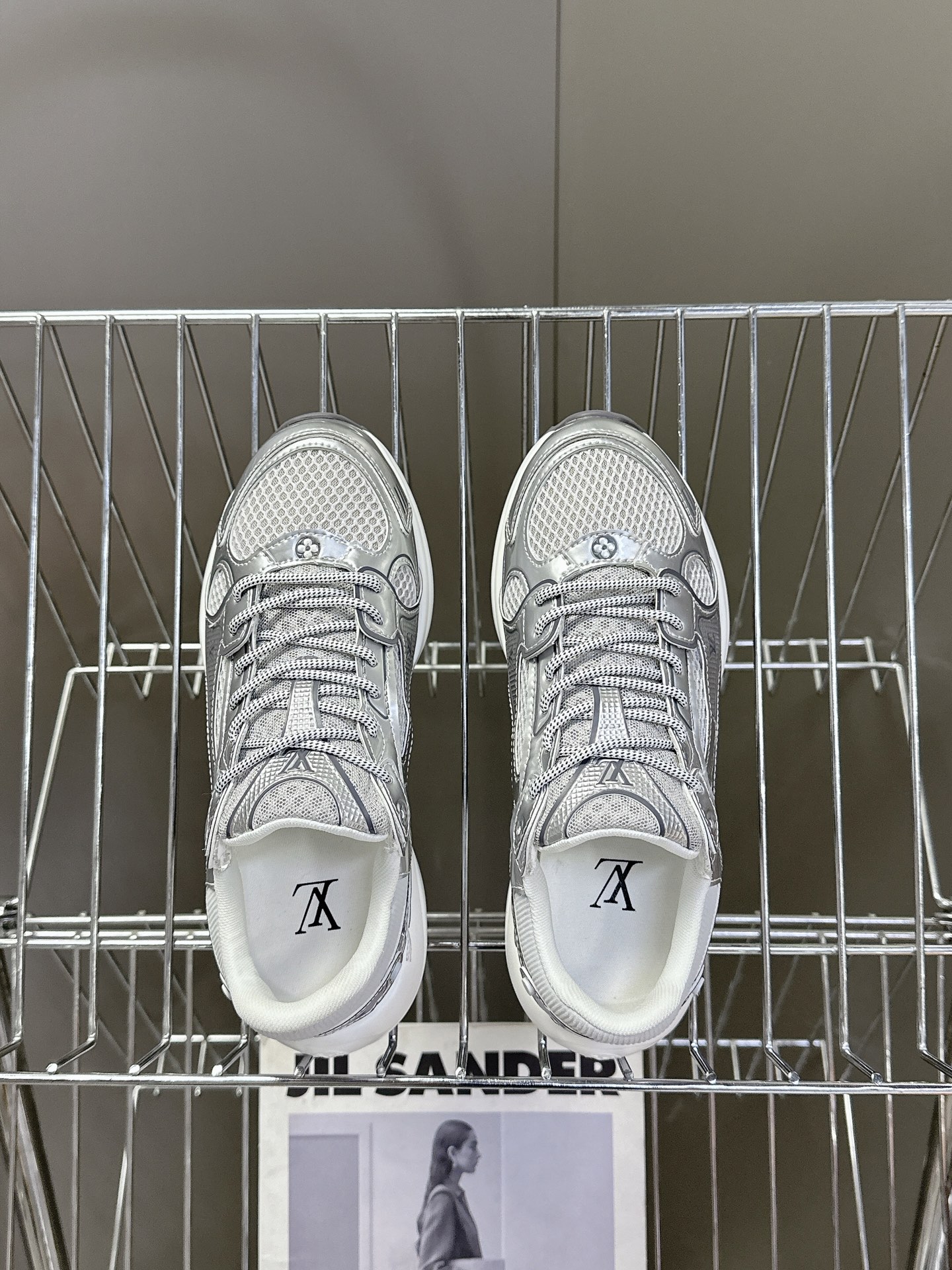 男装➕10 LV 路易威登OLYMPIA情侣款运动鞋
    太古汇RMB9190购入两双开发 复刻 所