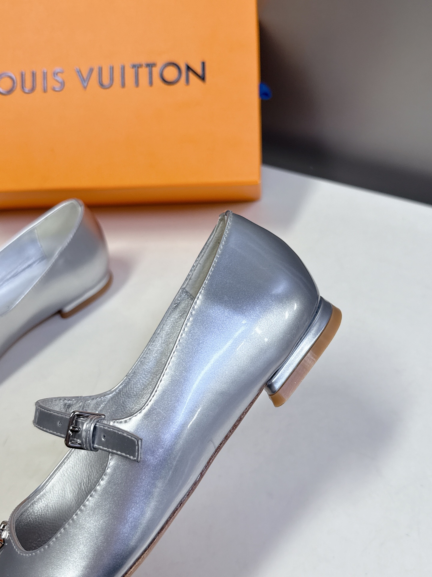  Louis Vuitton 路易威登春夏玛丽珍时装平底鞋 春夏秀场出镜率最高的一款单品 超多名模上脚 