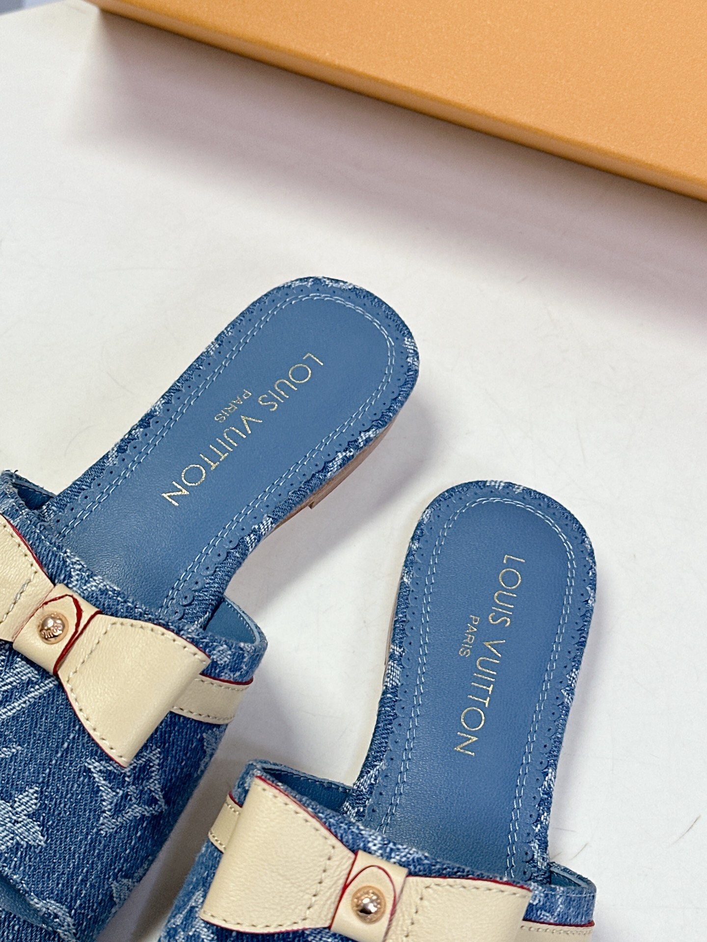  Louis Vuitton 路易威登春夏蝴蝶结时装拖鞋 春夏秀场出镜率最高的一款单品 超多名模上脚 简