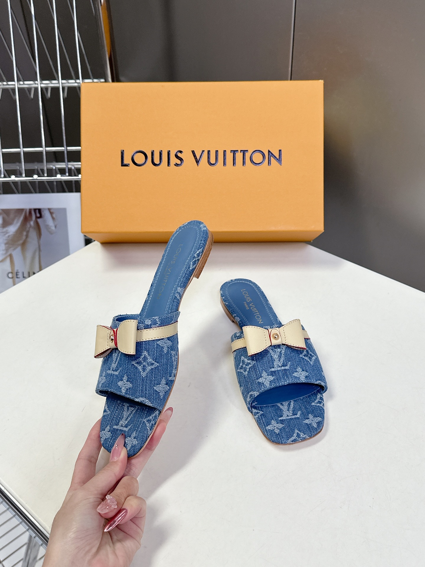  Louis Vuitton 路易威登春夏蝴蝶结时装拖鞋 春夏秀场出镜率最高的一款单品 超多名模上脚 简