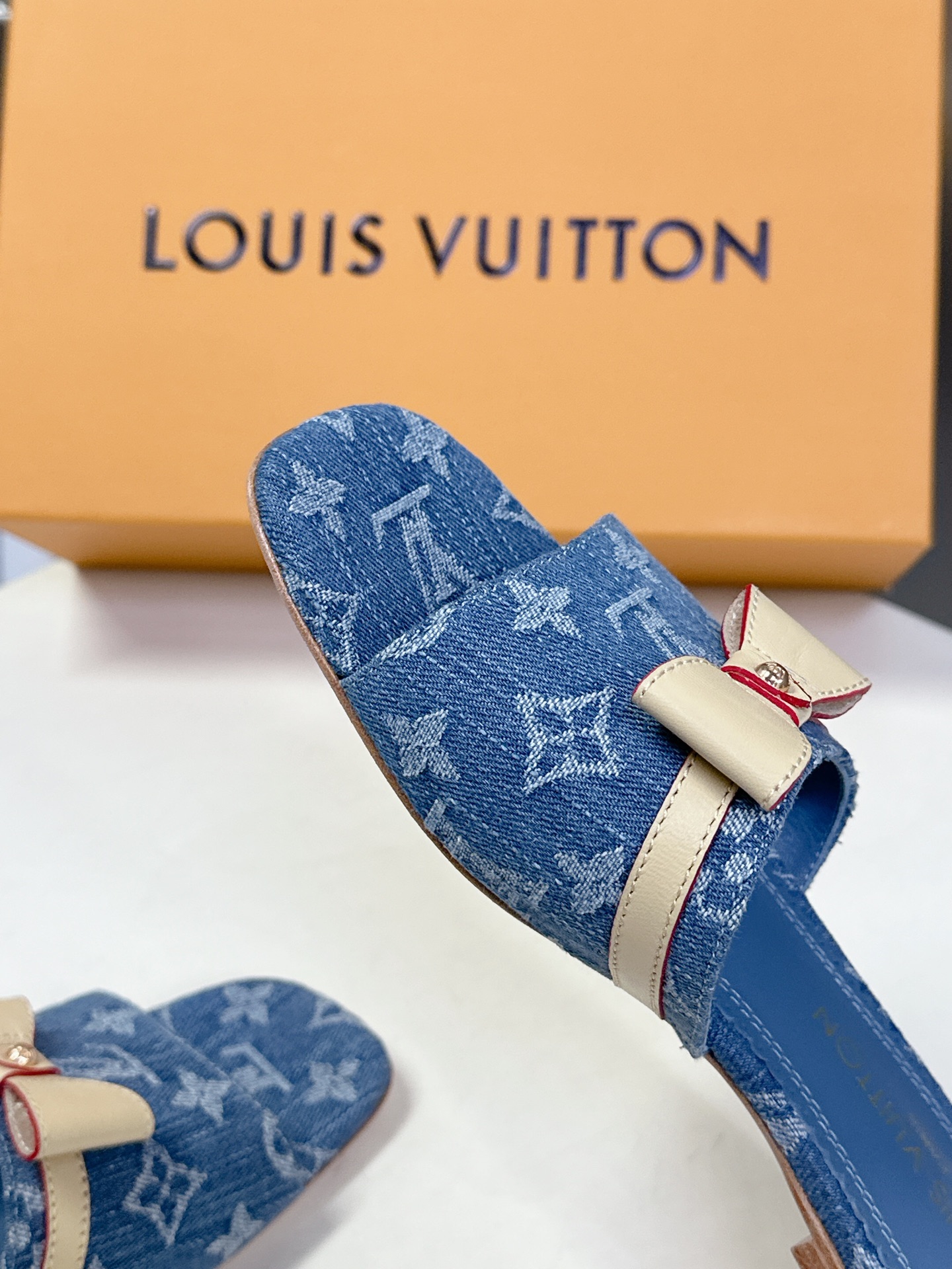  Louis Vuitton 路易威登春夏蝴蝶结时装拖鞋 春夏秀场出镜率最高的一款单品 超多名模上脚 简