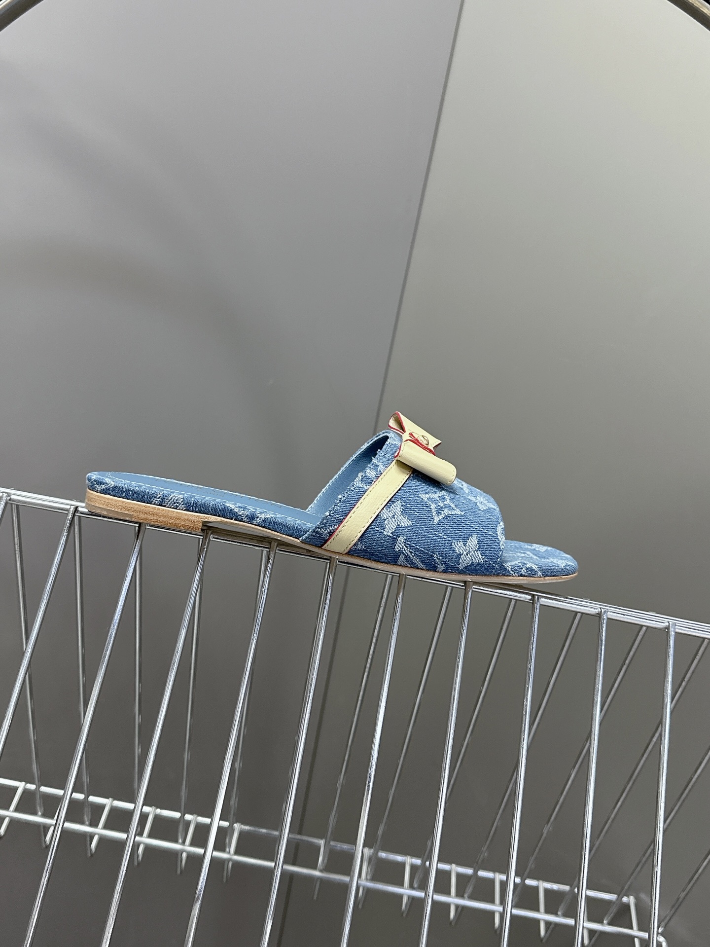  Louis Vuitton 路易威登春夏蝴蝶结时装拖鞋 春夏秀场出镜率最高的一款单品 超多名模上脚 简