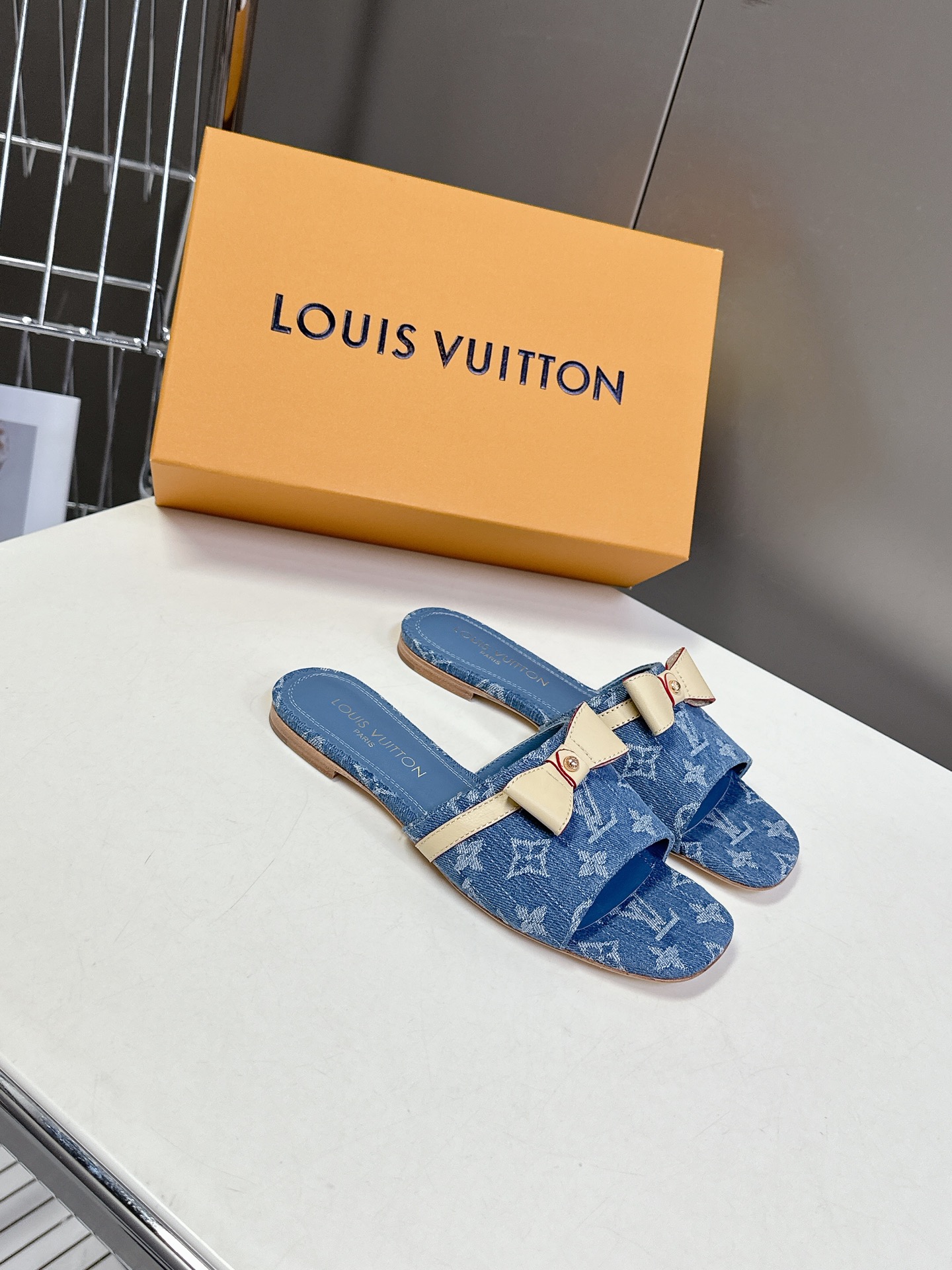  Louis Vuitton 路易威登春夏蝴蝶结时装拖鞋 春夏秀场出镜率最高的一款单品 超多名模上脚 简