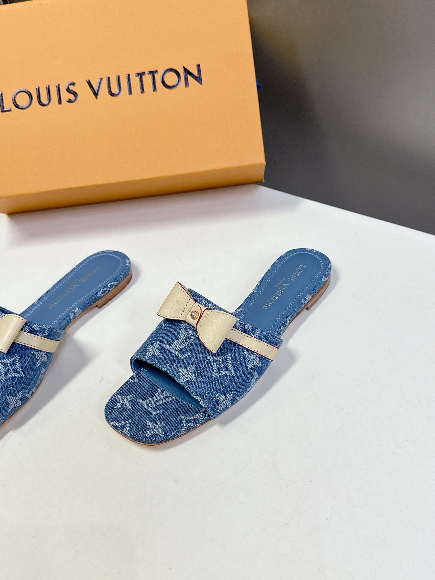  Louis Vuitton 路易威登春夏蝴蝶结时装拖鞋 春夏秀场出镜率最高的一款单品 超多名模上脚 简