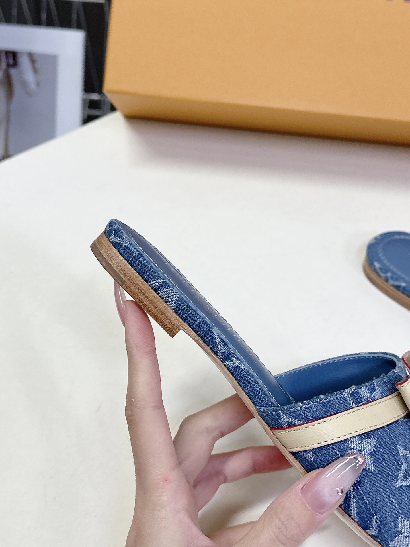  Louis Vuitton 路易威登春夏蝴蝶结时装拖鞋 春夏秀场出镜率最高的一款单品 超多名模上脚 简