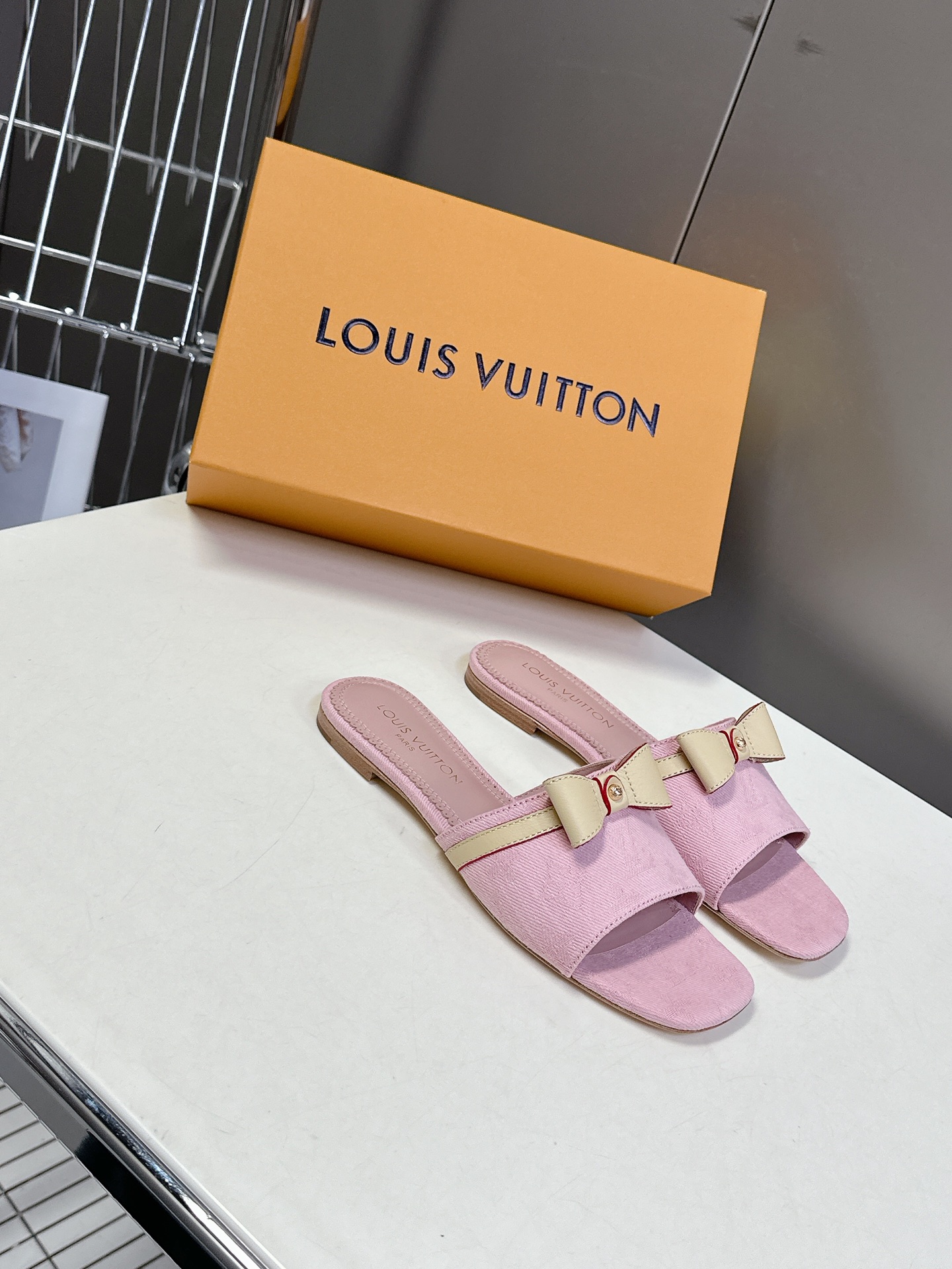  Louis Vuitton 路易威登春夏蝴蝶结时装拖鞋 春夏秀场出镜率最高的一款单品 超多名模上脚 简