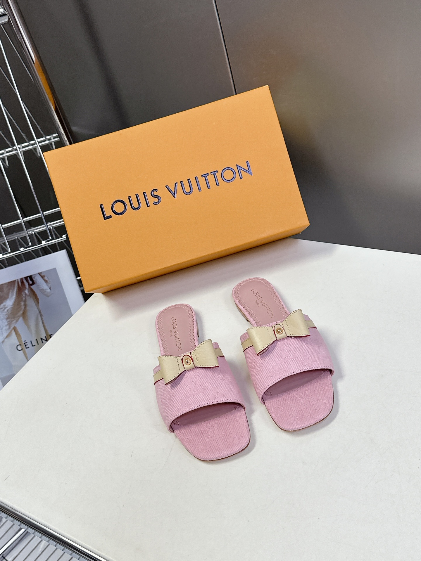  Louis Vuitton 路易威登春夏蝴蝶结时装拖鞋 春夏秀场出镜率最高的一款单品 超多名模上脚 简