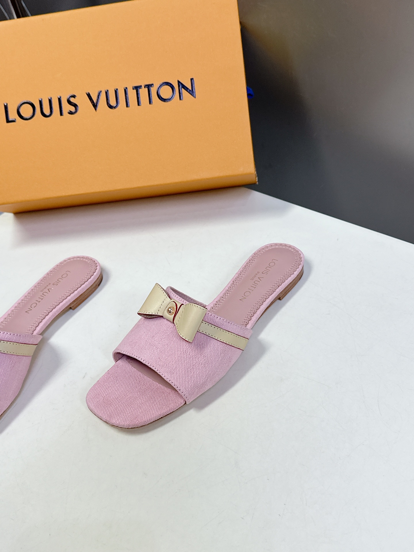  Louis Vuitton 路易威登春夏蝴蝶结时装拖鞋 春夏秀场出镜率最高的一款单品 超多名模上脚 简