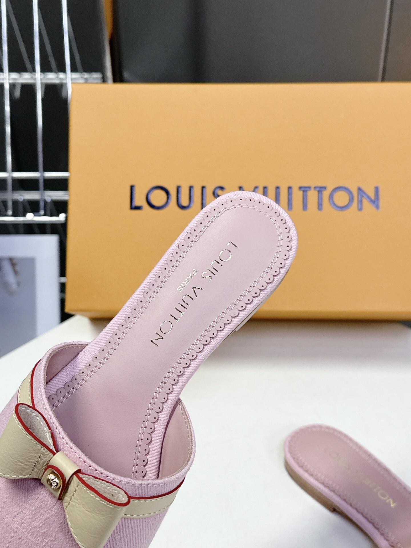  Louis Vuitton 路易威登春夏蝴蝶结时装拖鞋 春夏秀场出镜率最高的一款单品 超多名模上脚 简