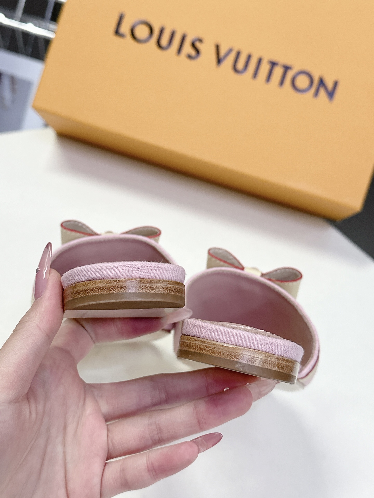  Louis Vuitton 路易威登春夏蝴蝶结时装拖鞋 春夏秀场出镜率最高的一款单品 超多名模上脚 简