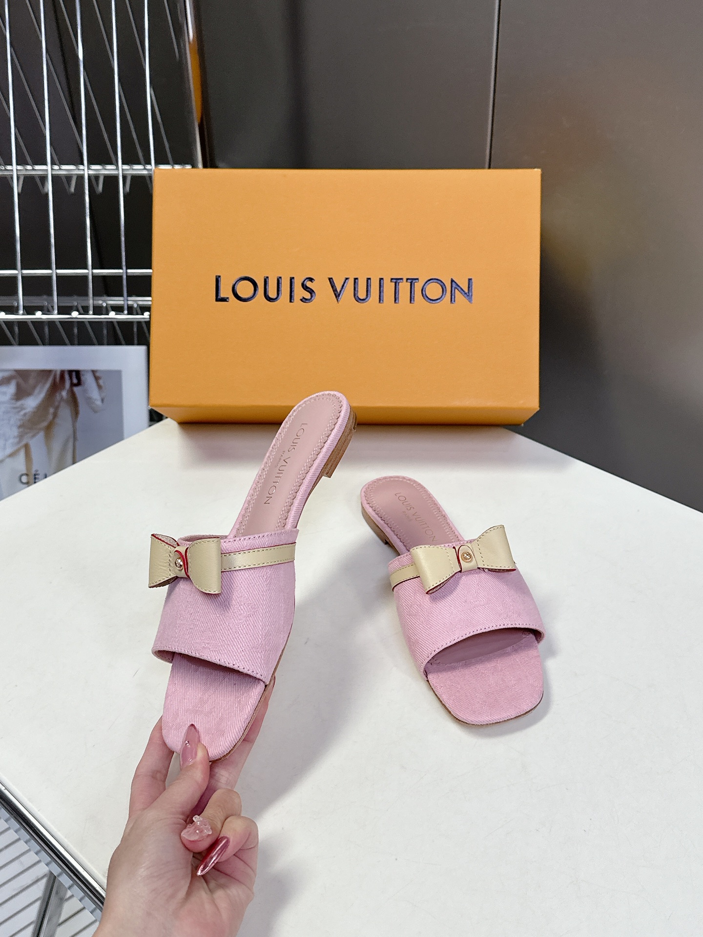 Louis Vuitton 路易威登春夏蝴蝶结时装拖鞋 春夏秀场出镜率最高的一款单品 超多名模上脚 简