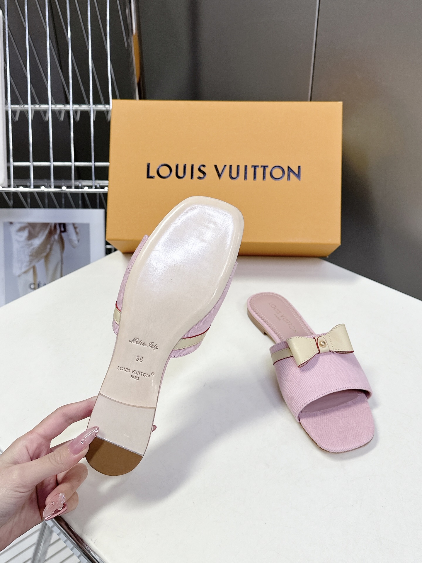  Louis Vuitton 路易威登春夏蝴蝶结时装拖鞋 春夏秀场出镜率最高的一款单品 超多名模上脚 简