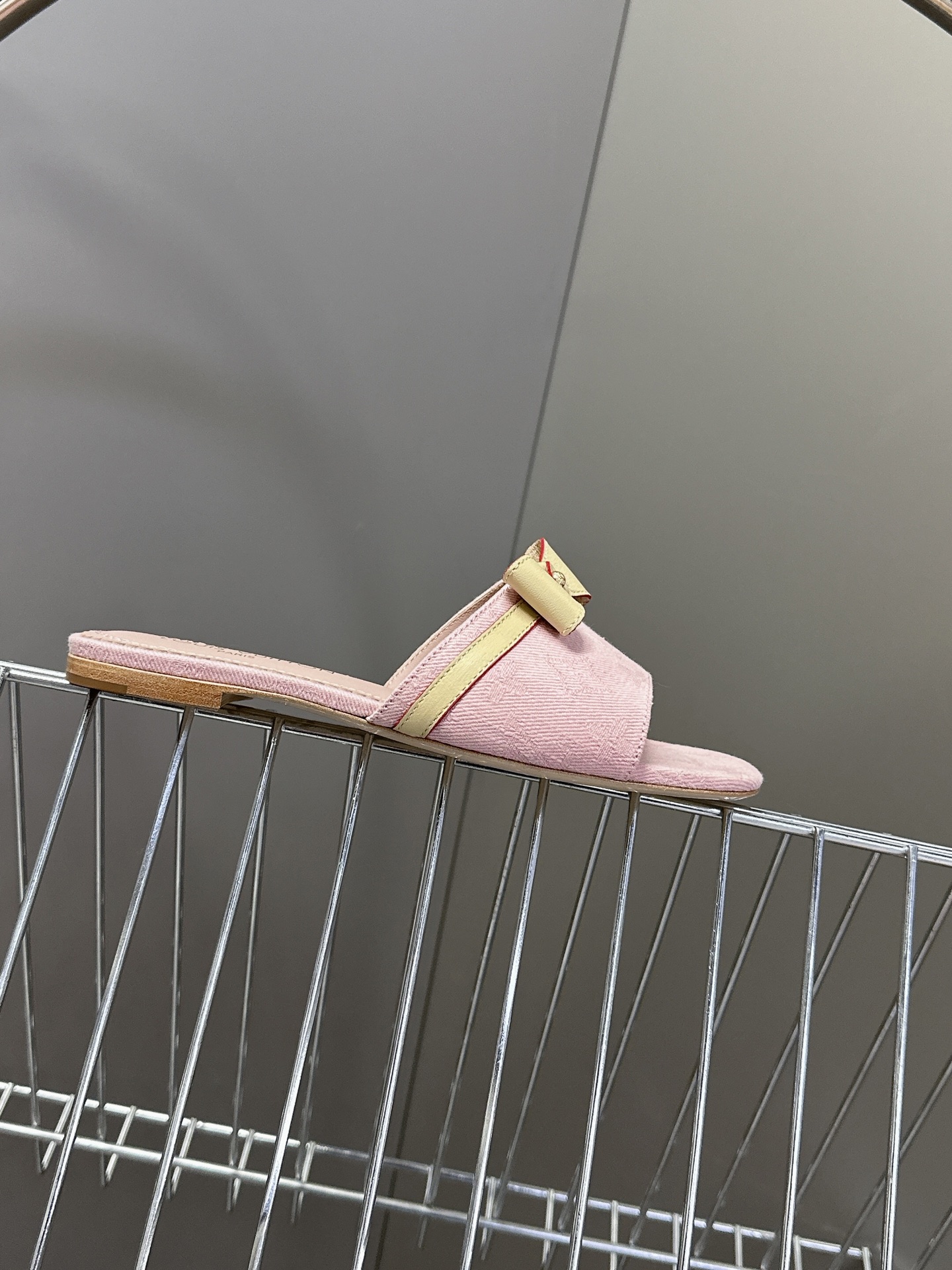  Louis Vuitton 路易威登春夏蝴蝶结时装拖鞋 春夏秀场出镜率最高的一款单品 超多名模上脚 简