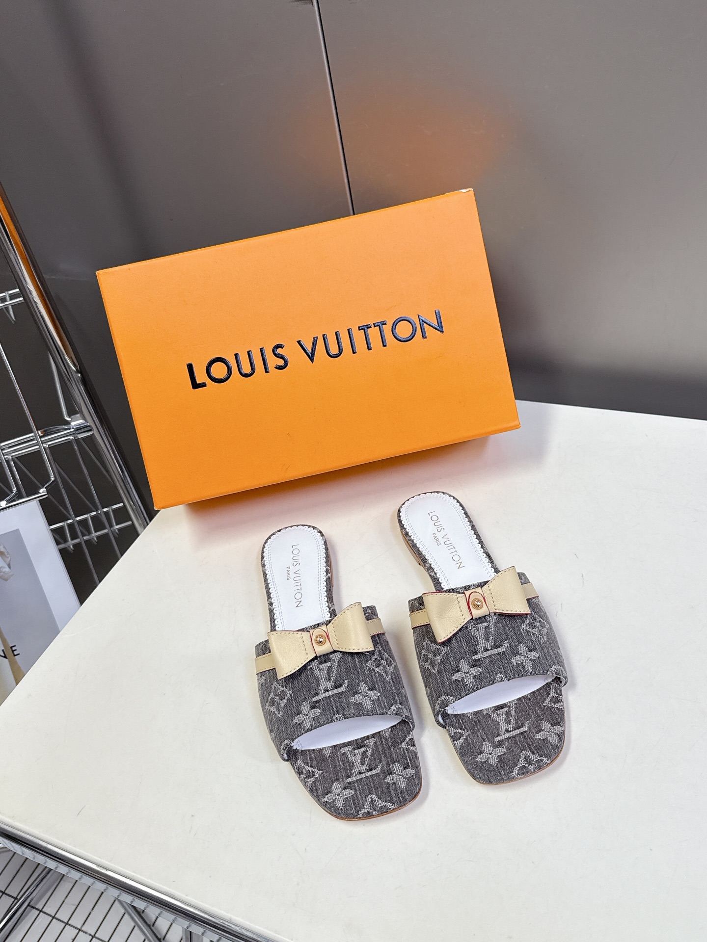  Louis Vuitton 路易威登春夏蝴蝶结时装拖鞋 春夏秀场出镜率最高的一款单品 超多名模上脚 简