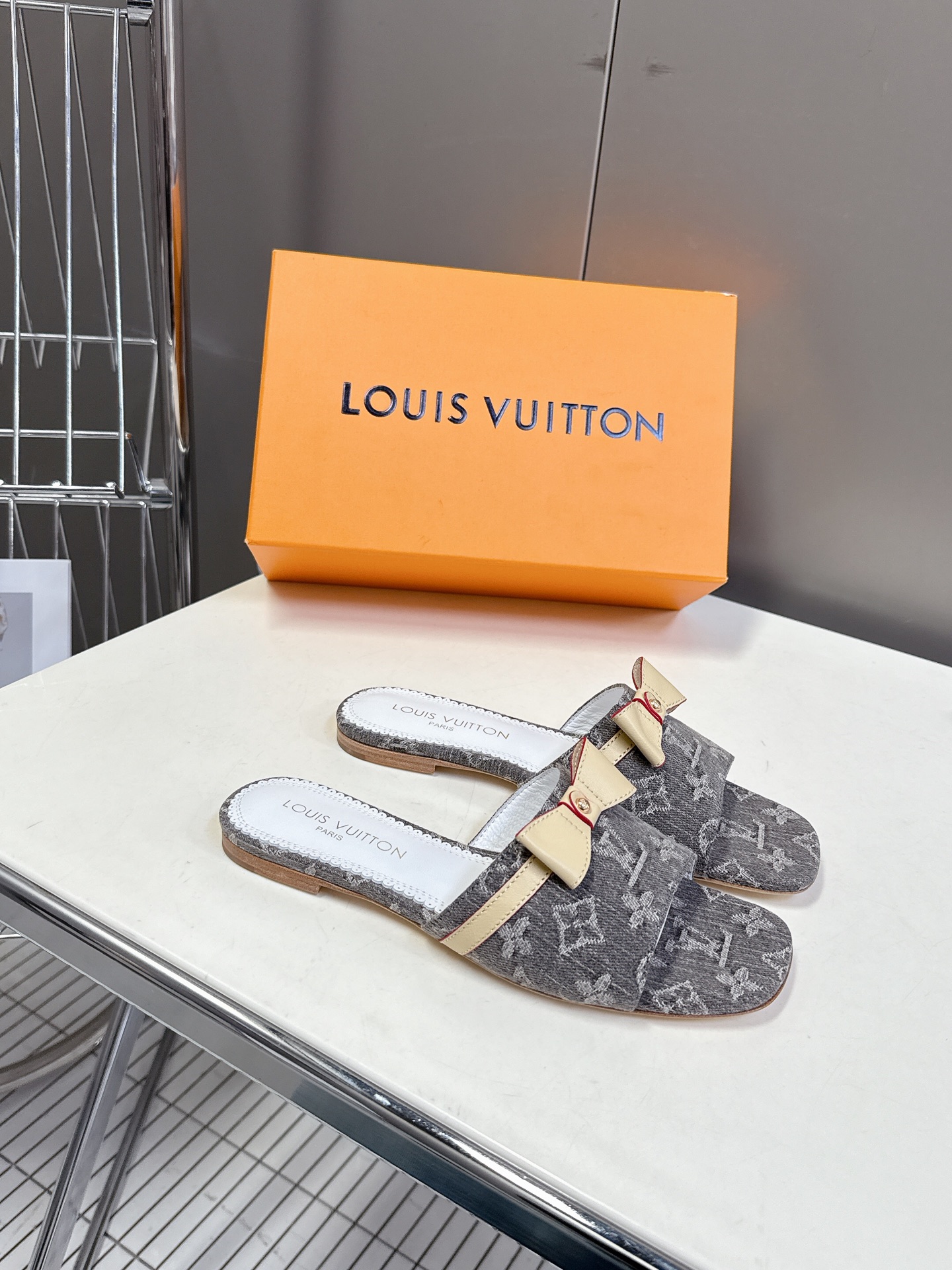  Louis Vuitton 路易威登春夏蝴蝶结时装拖鞋 春夏秀场出镜率最高的一款单品 超多名模上脚 简