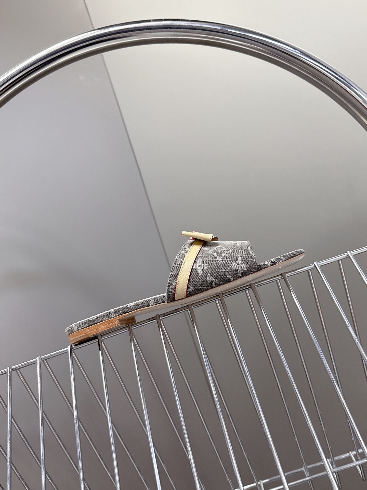  Louis Vuitton 路易威登春夏蝴蝶结时装拖鞋 春夏秀场出镜率最高的一款单品 超多名模上脚 简