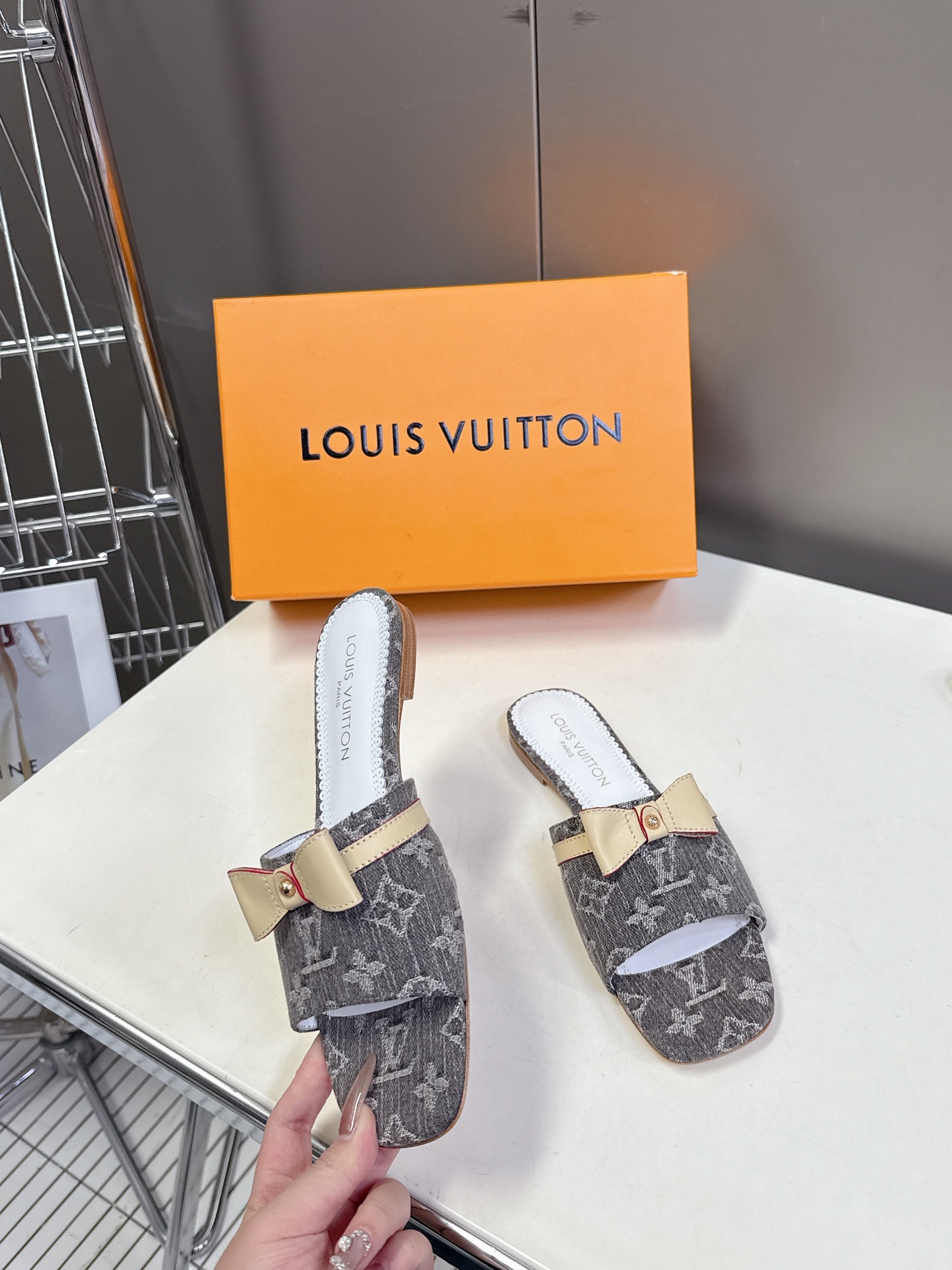  Louis Vuitton 路易威登春夏蝴蝶结时装拖鞋 春夏秀场出镜率最高的一款单品 超多名模上脚 简