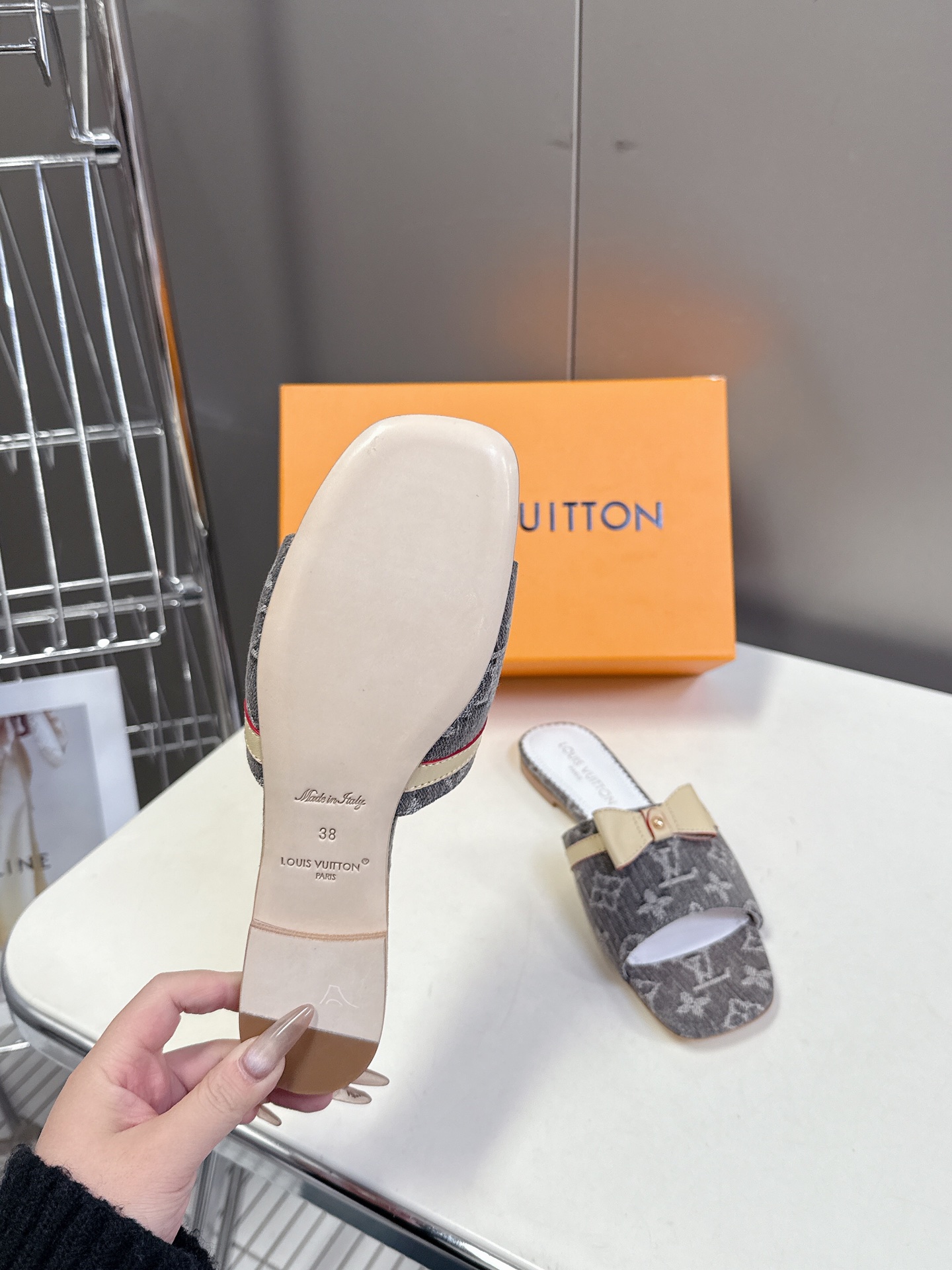  Louis Vuitton 路易威登春夏蝴蝶结时装拖鞋 春夏秀场出镜率最高的一款单品 超多名模上脚 简