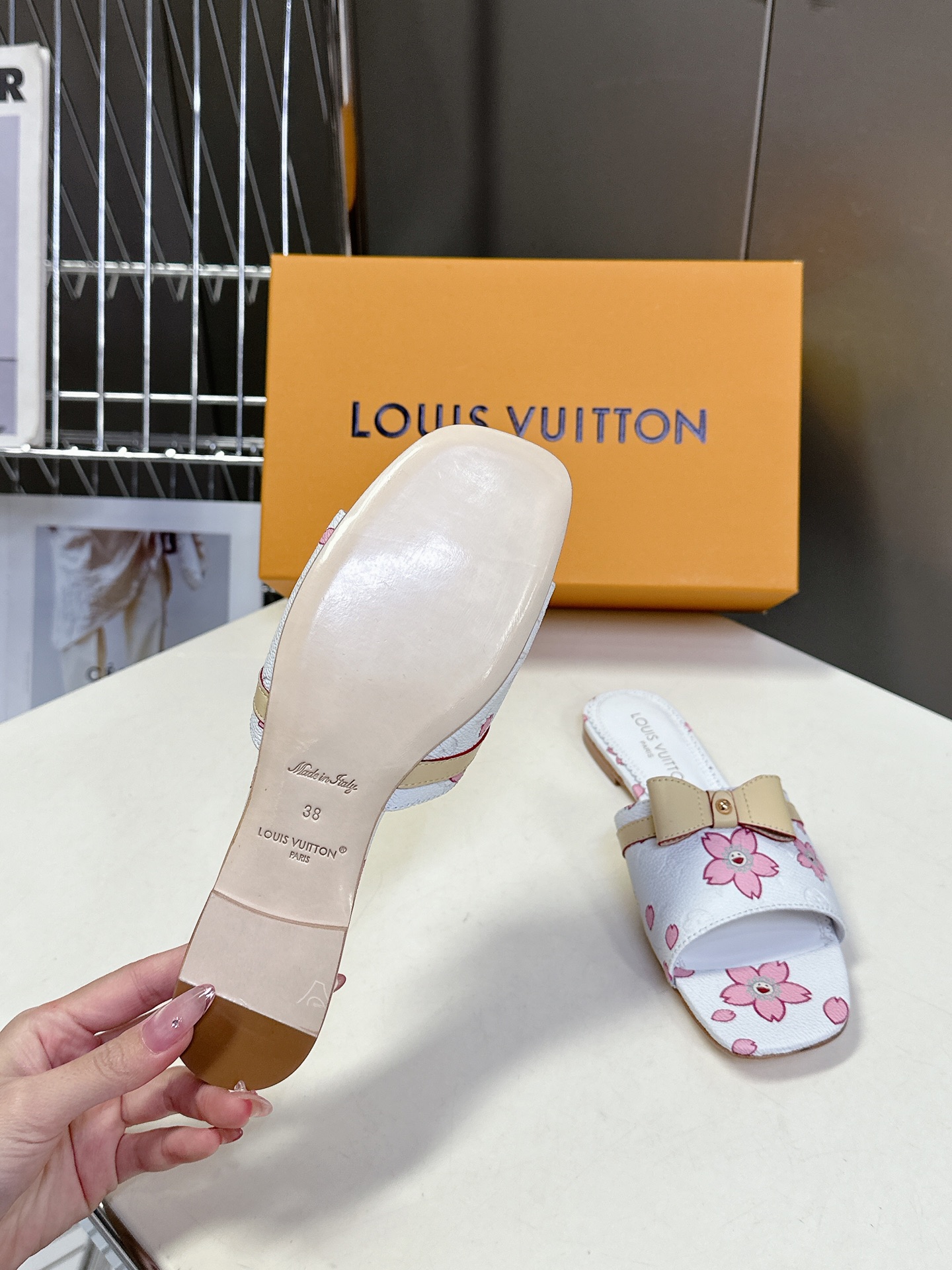  Louis Vuitton 路易威登春夏蝴蝶结时装拖鞋 春夏秀场出镜率最高的一款单品 超多名模上脚 简