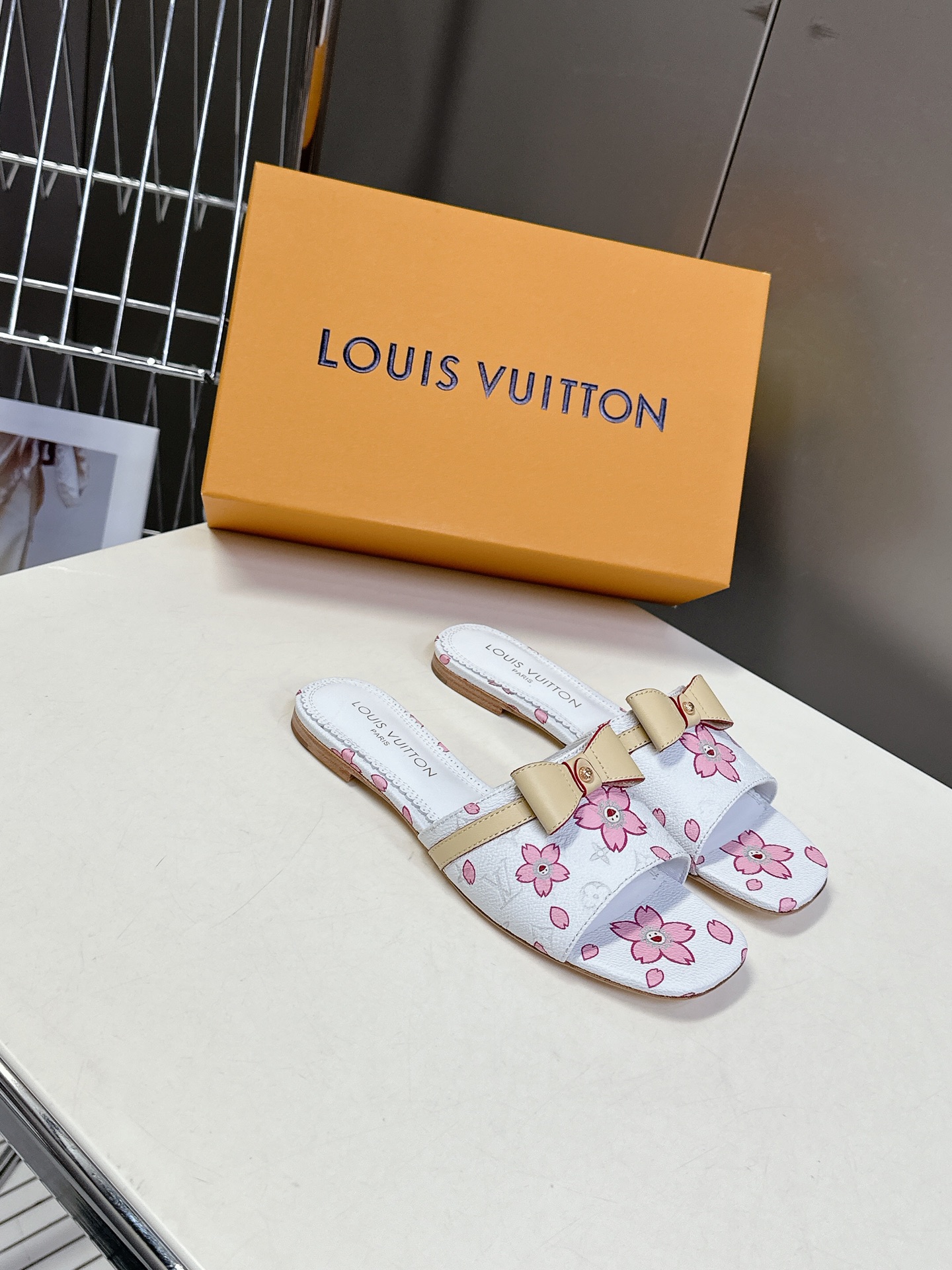  Louis Vuitton 路易威登春夏蝴蝶结时装拖鞋 春夏秀场出镜率最高的一款单品 超多名模上脚 简