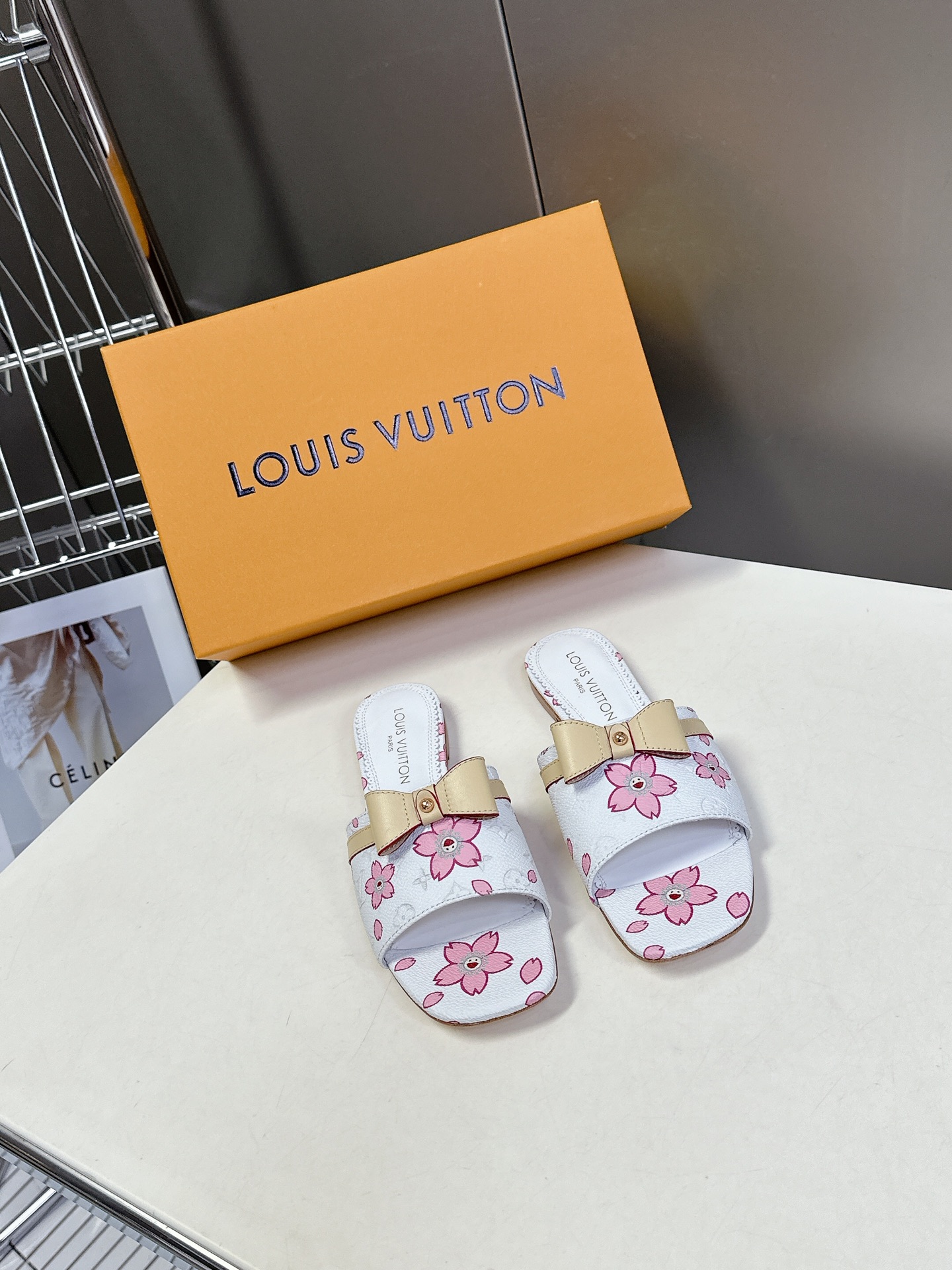  Louis Vuitton 路易威登春夏蝴蝶结时装拖鞋 春夏秀场出镜率最高的一款单品 超多名模上脚 简