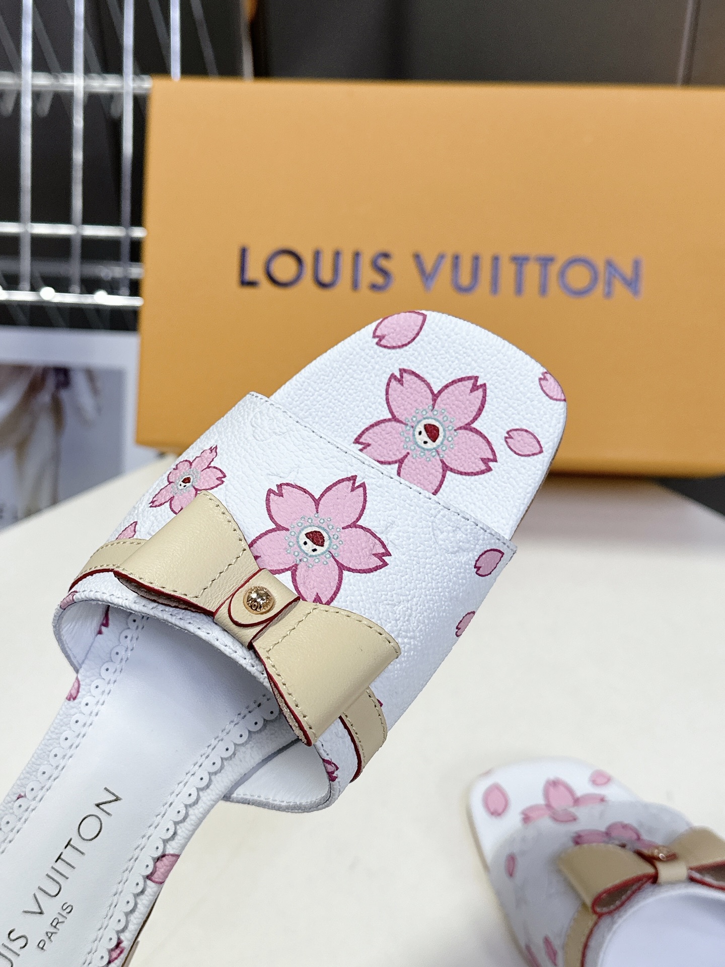  Louis Vuitton 路易威登春夏蝴蝶结时装拖鞋 春夏秀场出镜率最高的一款单品 超多名模上脚 简