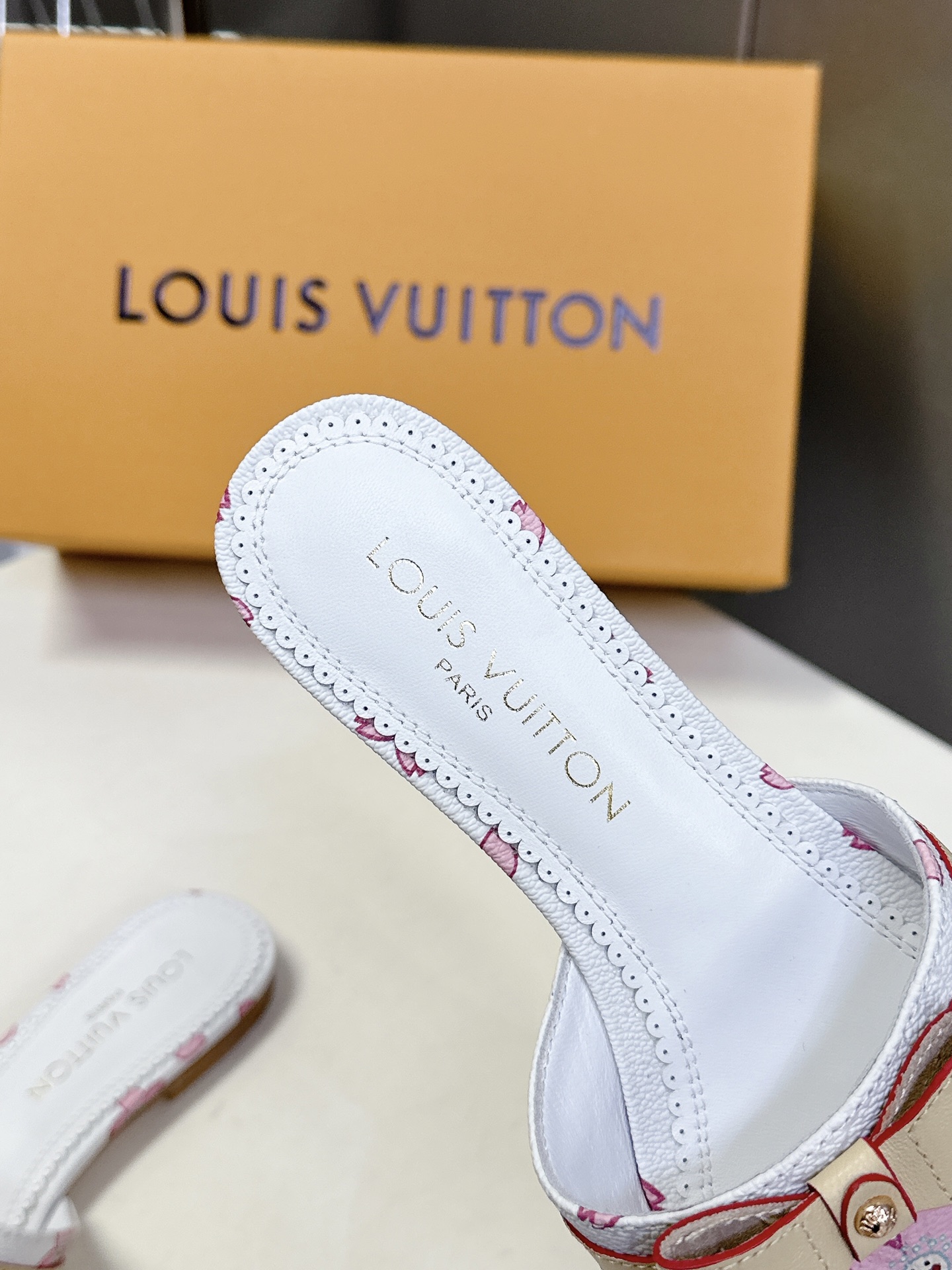  Louis Vuitton 路易威登春夏蝴蝶结时装拖鞋 春夏秀场出镜率最高的一款单品 超多名模上脚 简
