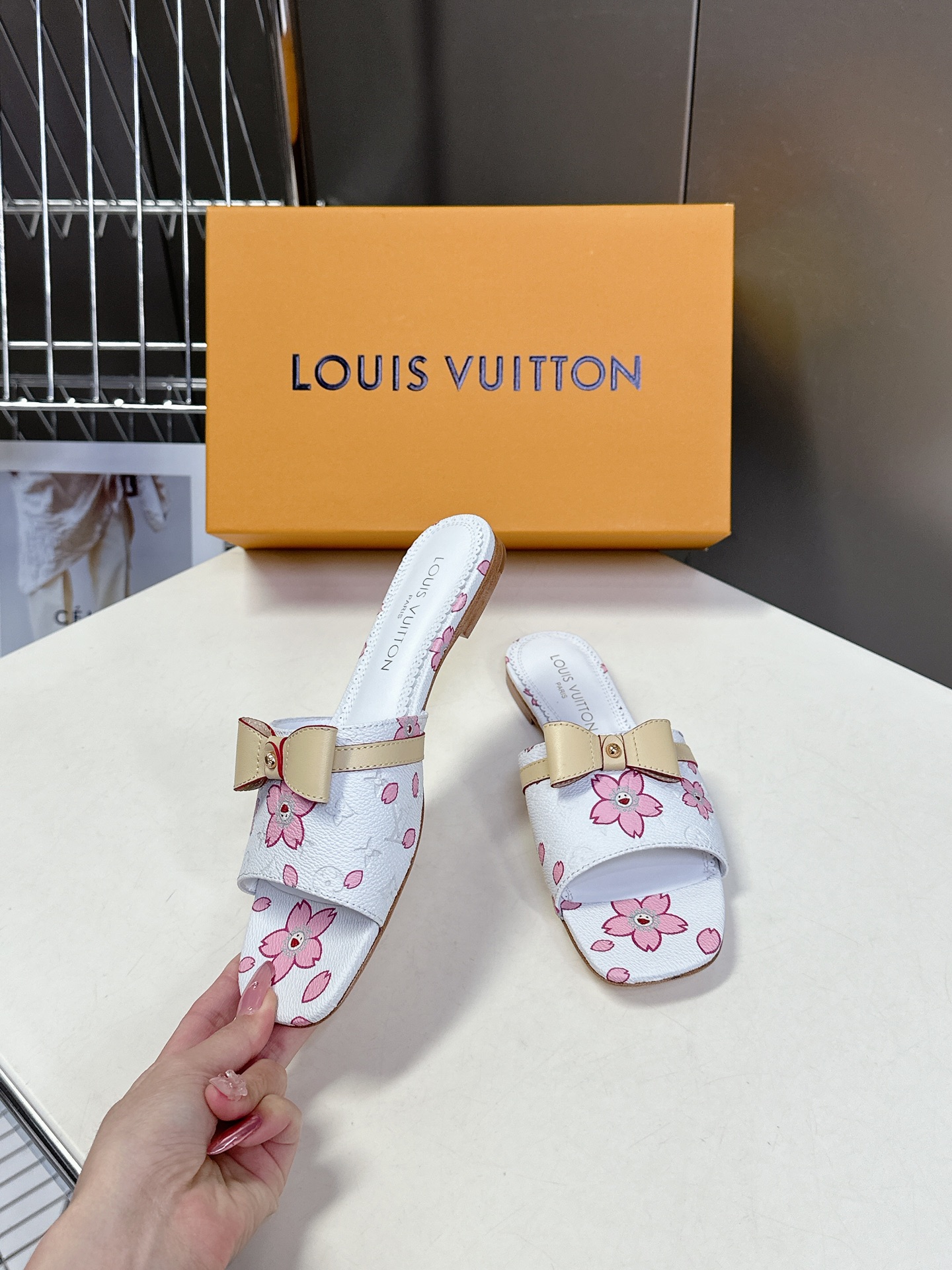  Louis Vuitton 路易威登春夏蝴蝶结时装拖鞋 春夏秀场出镜率最高的一款单品 超多名模上脚 简