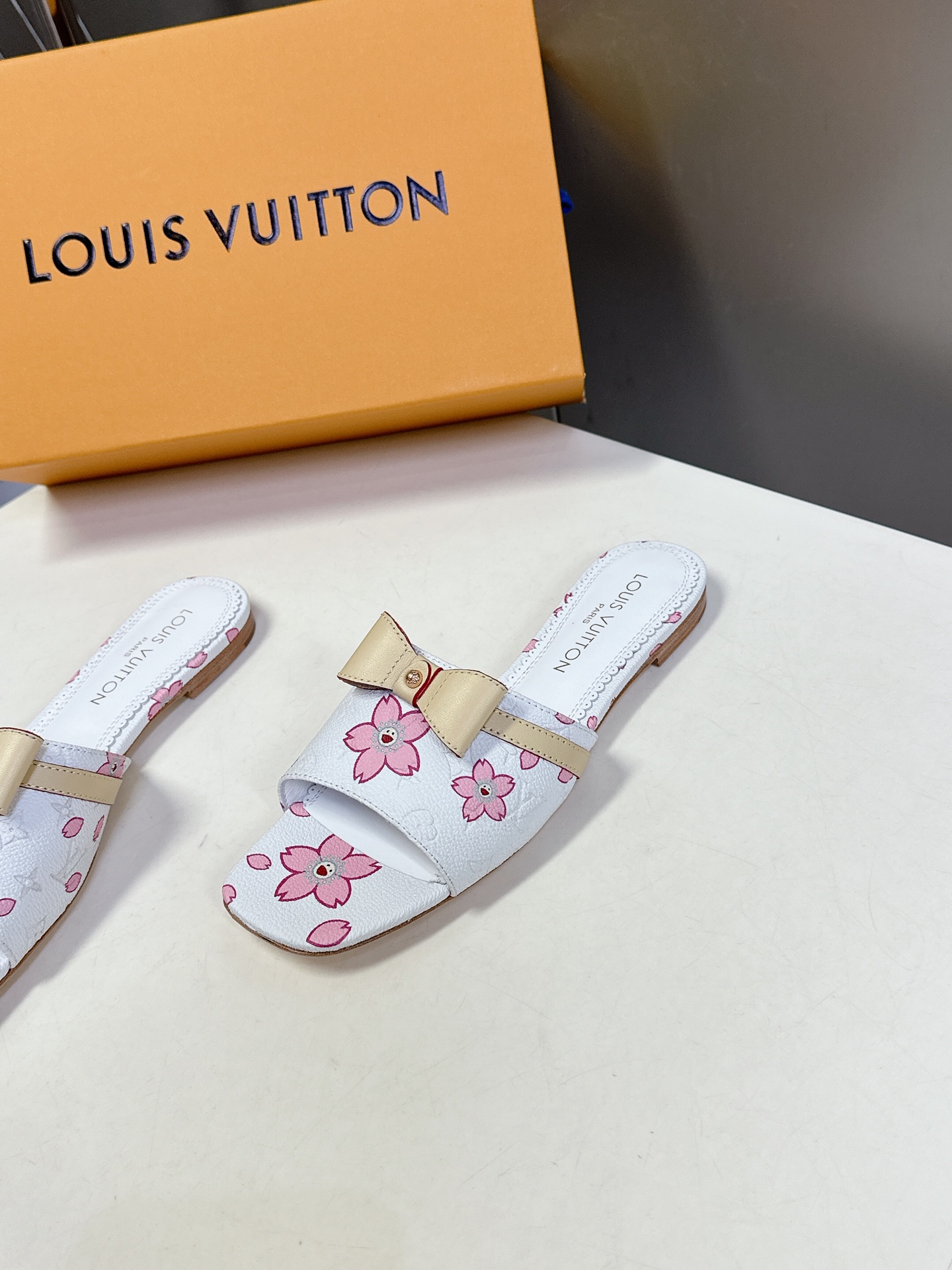  Louis Vuitton 路易威登春夏蝴蝶结时装拖鞋 春夏秀场出镜率最高的一款单品 超多名模上脚 简