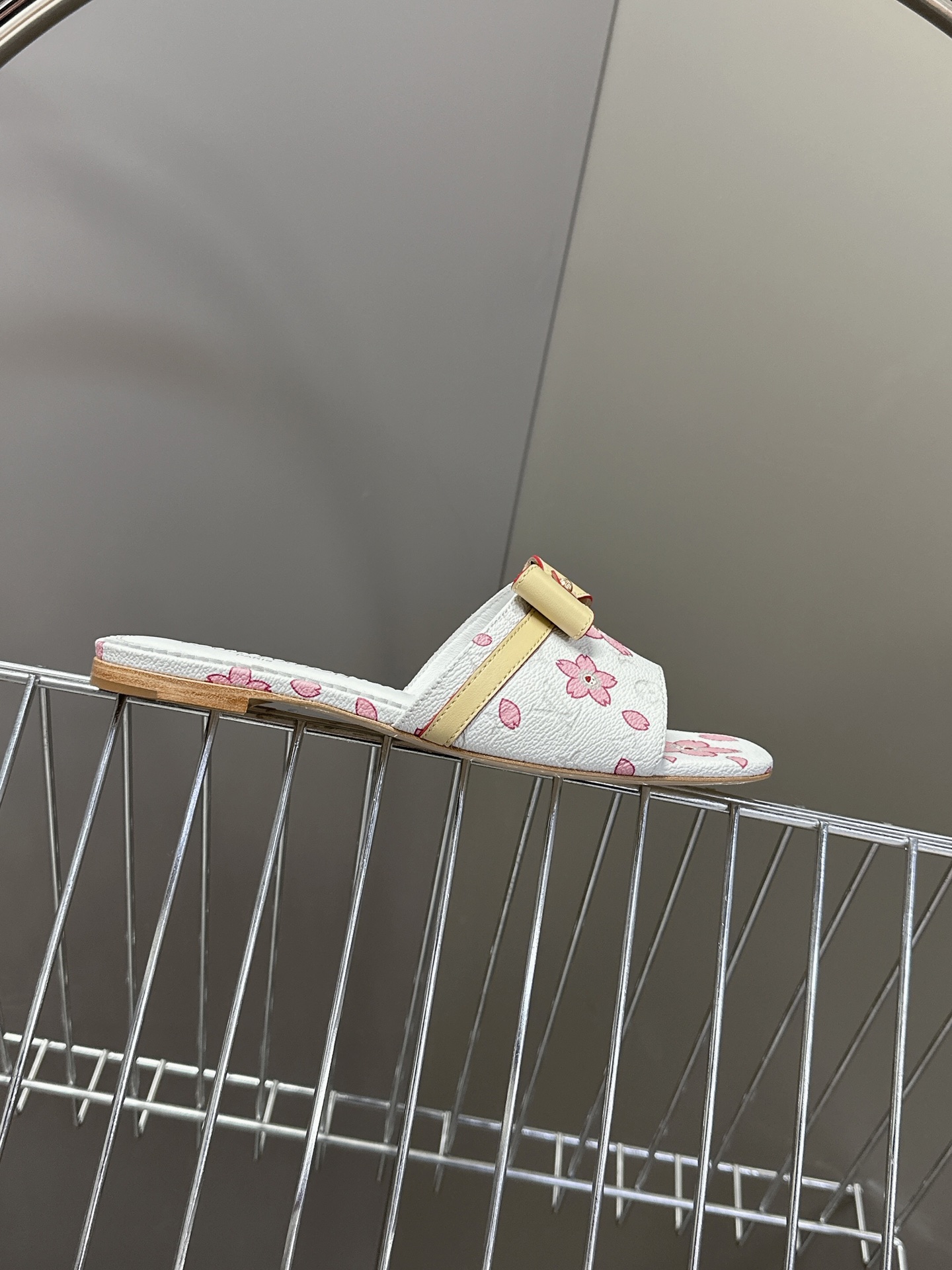 Louis Vuitton 路易威登春夏蝴蝶结时装拖鞋 春夏秀场出镜率最高的一款单品 超多名模上脚 简