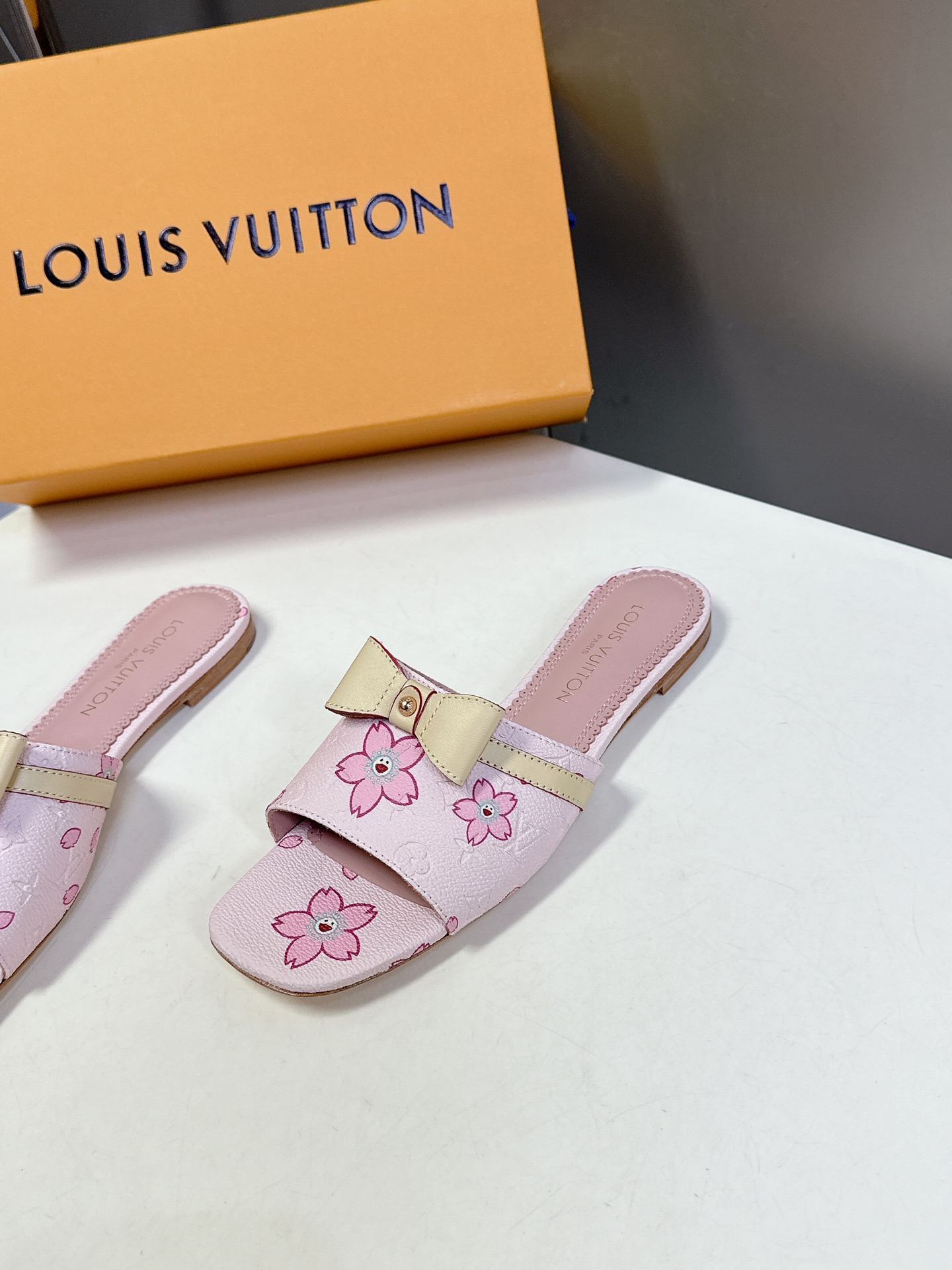  Louis Vuitton 路易威登春夏蝴蝶结时装拖鞋 春夏秀场出镜率最高的一款单品 超多名模上脚 简