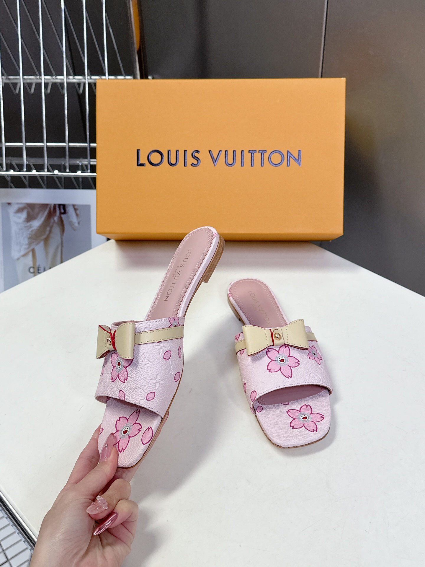  Louis Vuitton 路易威登春夏蝴蝶结时装拖鞋 春夏秀场出镜率最高的一款单品 超多名模上脚 简