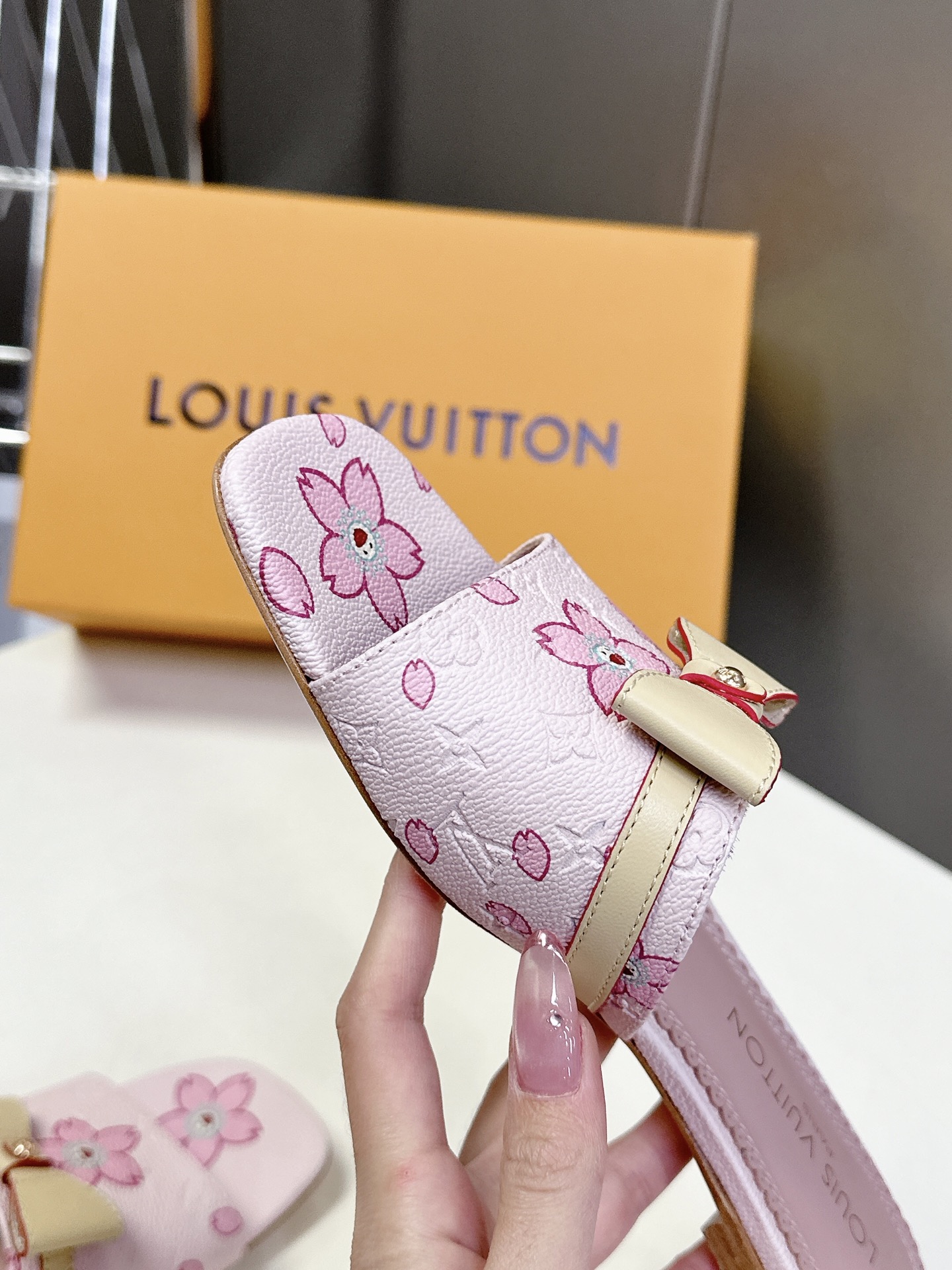  Louis Vuitton 路易威登春夏蝴蝶结时装拖鞋 春夏秀场出镜率最高的一款单品 超多名模上脚 简